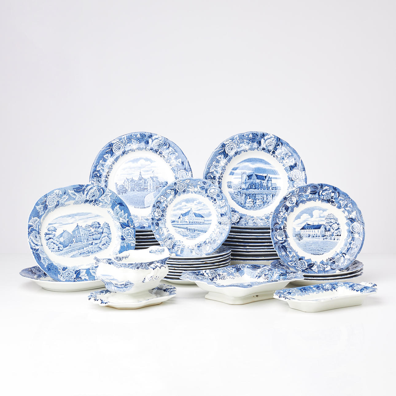 RÖRSTRAND, “Skåne” tableware parts, approx. 43 dlr, decor in blue depicting Scanian castles and men's seats.