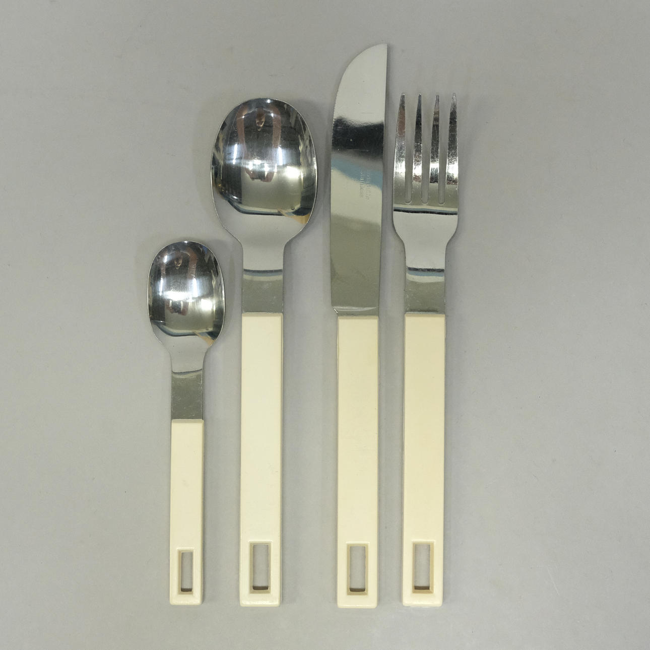 SIGNE PERSSON-MELIN. CUTLERY SET WITH WOODEN STAND. “BODA BUFFE
