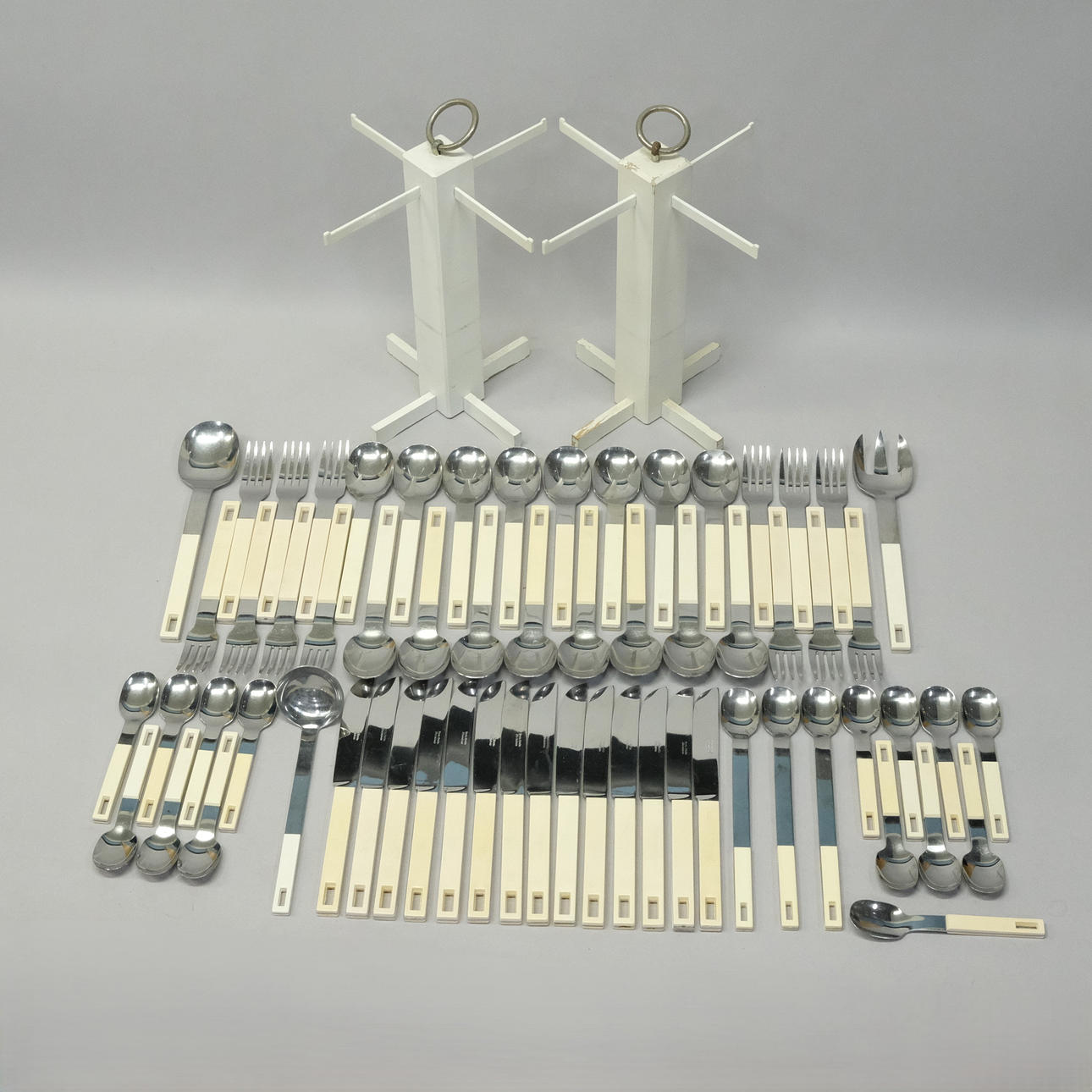 SIGNE PERSSON-MELIN. CUTLERY SET WITH WOODEN STAND. “BODA BUFFE