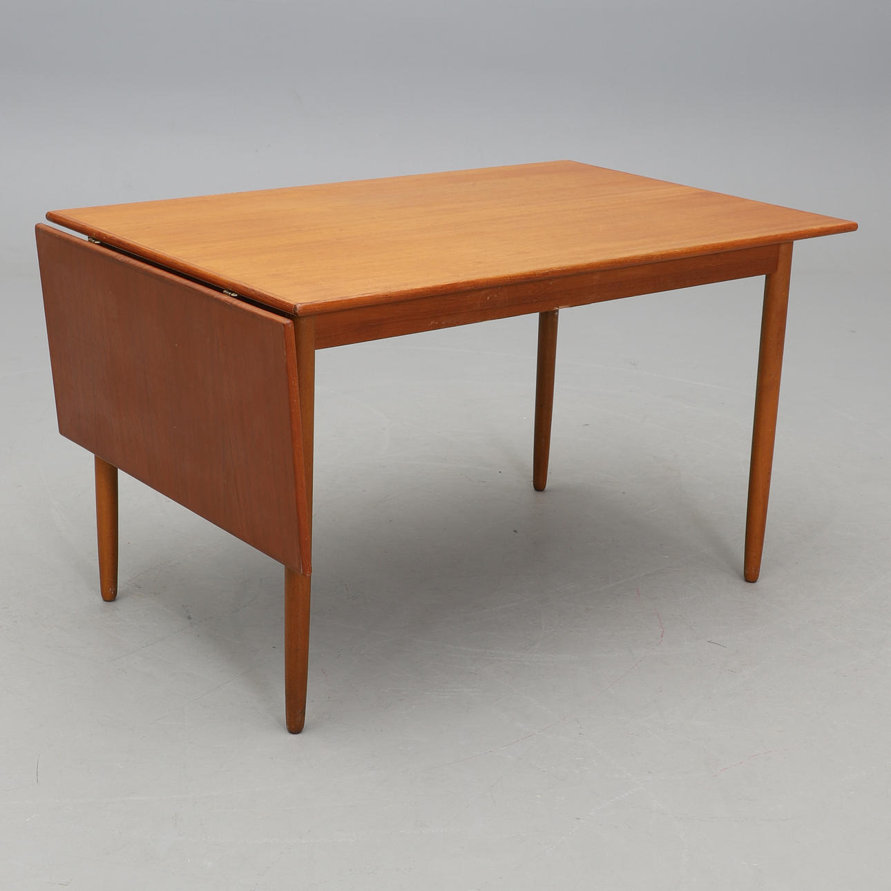 A 1960'S DINING TABLE.