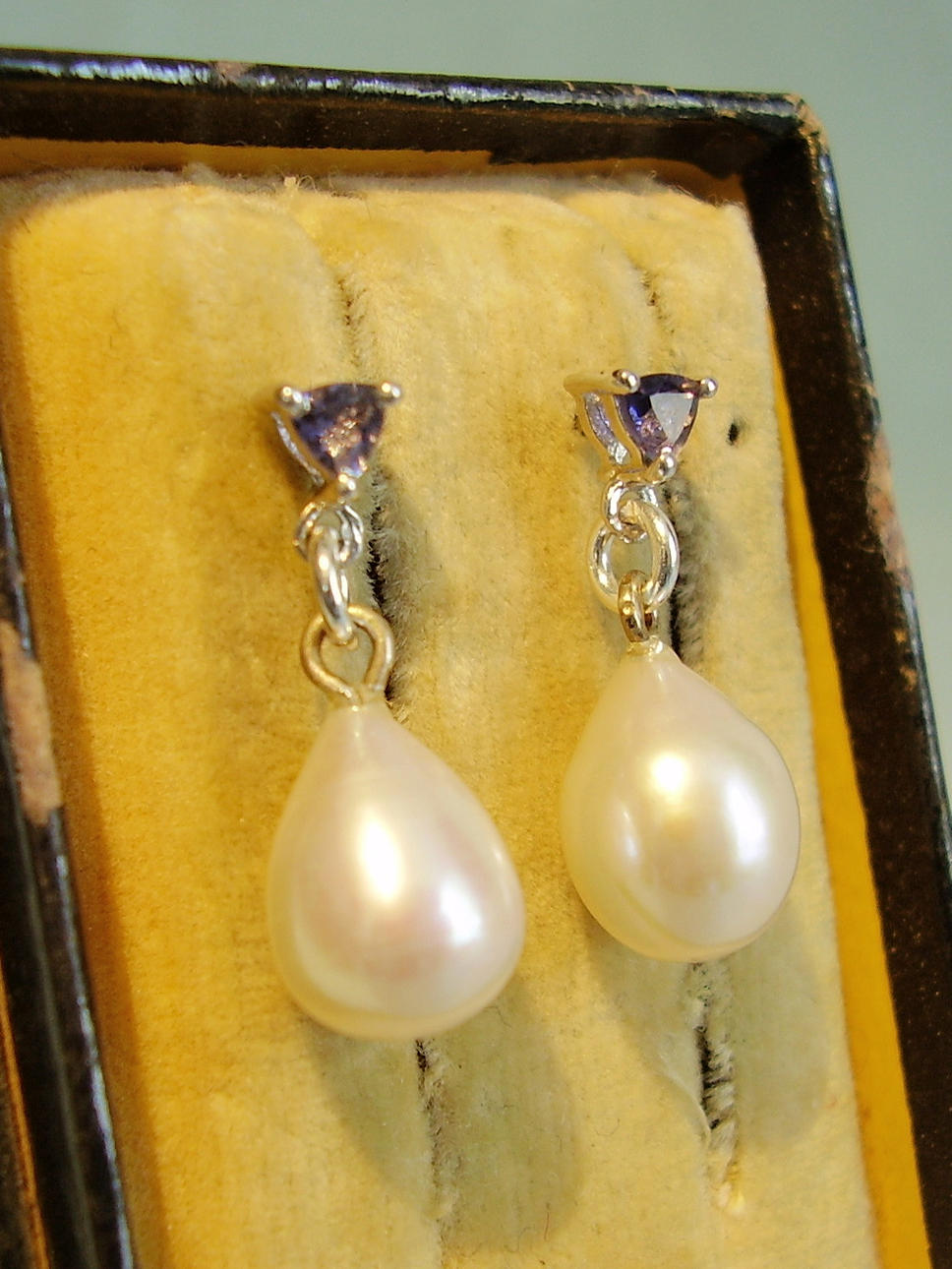 ÖRHÄNGEN med cordeiriter, pärlor och silver 925.