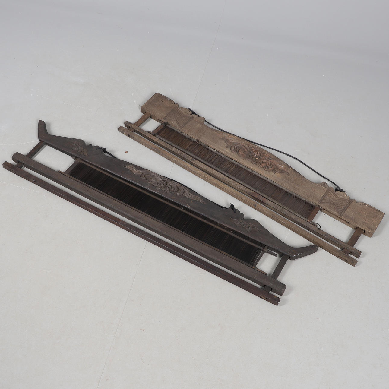 ZWEI FERNÖSTLICHE HOLZWEBSTÜHLE.