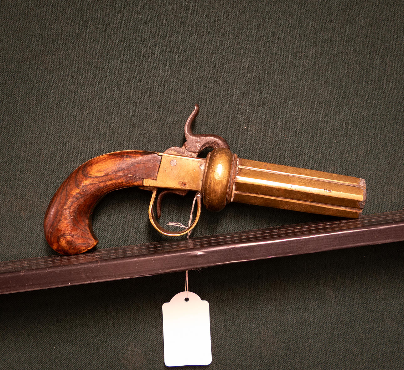 MESSINGREVOLVER MED FIRE TØNDER AIS.