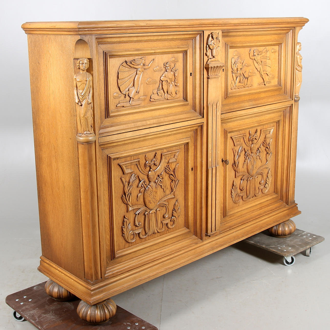 MATSALSSKÅP, ek, barockstil, 1900-talets mitt.