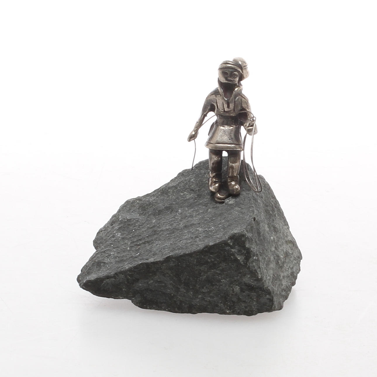 SKULPTUR / BREVPRESS, same av silver monterad på sten, Markströms Guldsmeds AB, Uppsala, 1900-talets andra hälft.