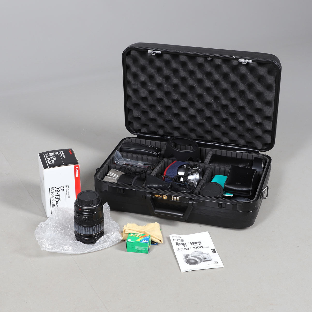 EINE CANON EOS600 35-MM-SPIEGELREFLEXKAMERA MIT SIGMA-OBJEKTIV UND EINE CANON EOS5000 35-MM-SPIEGELREFLEXKAMERA MIT 28-MM-OBJEKTIV.