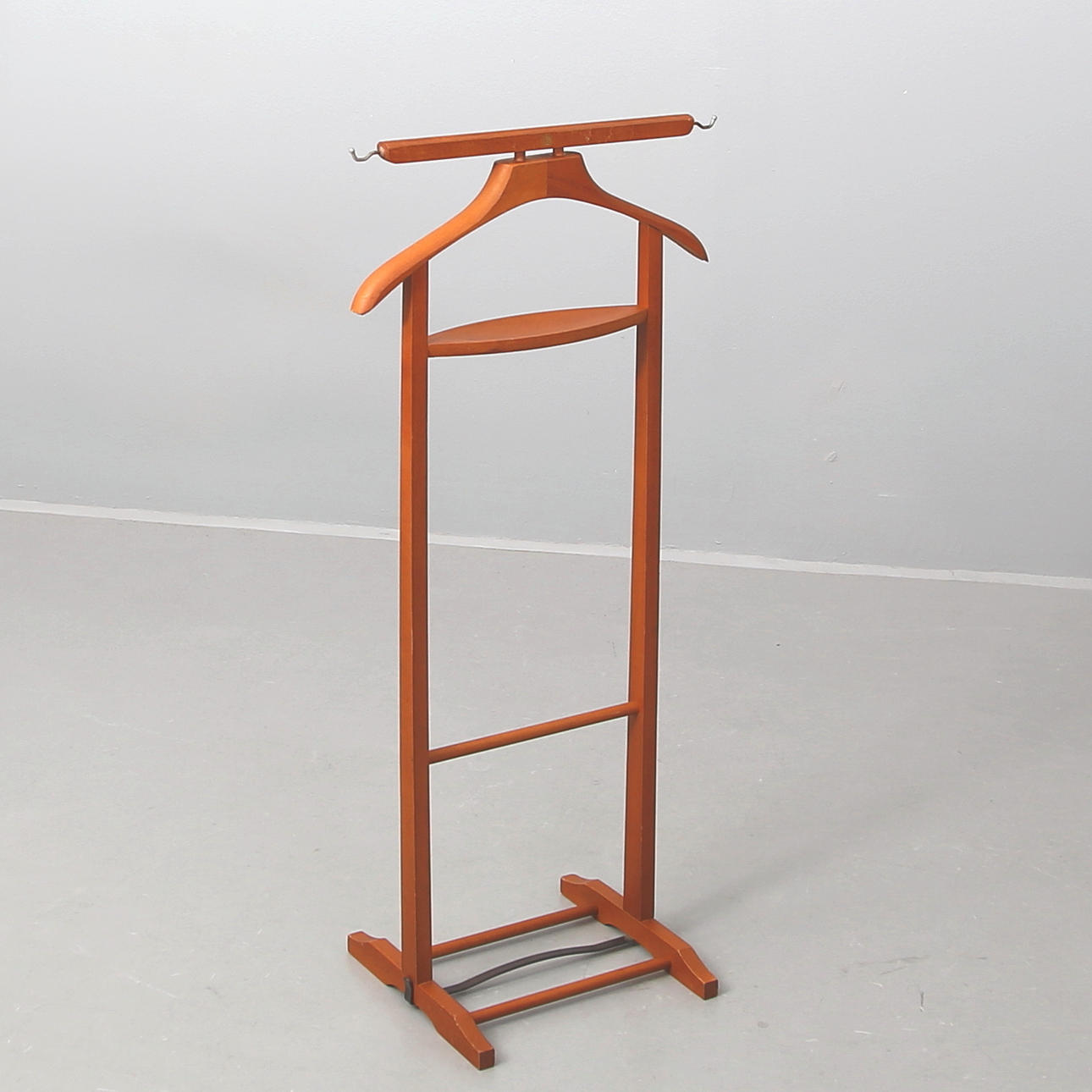 HERRBETJÄNT utförd i lövträ, bröderna Reguitti, Italien.