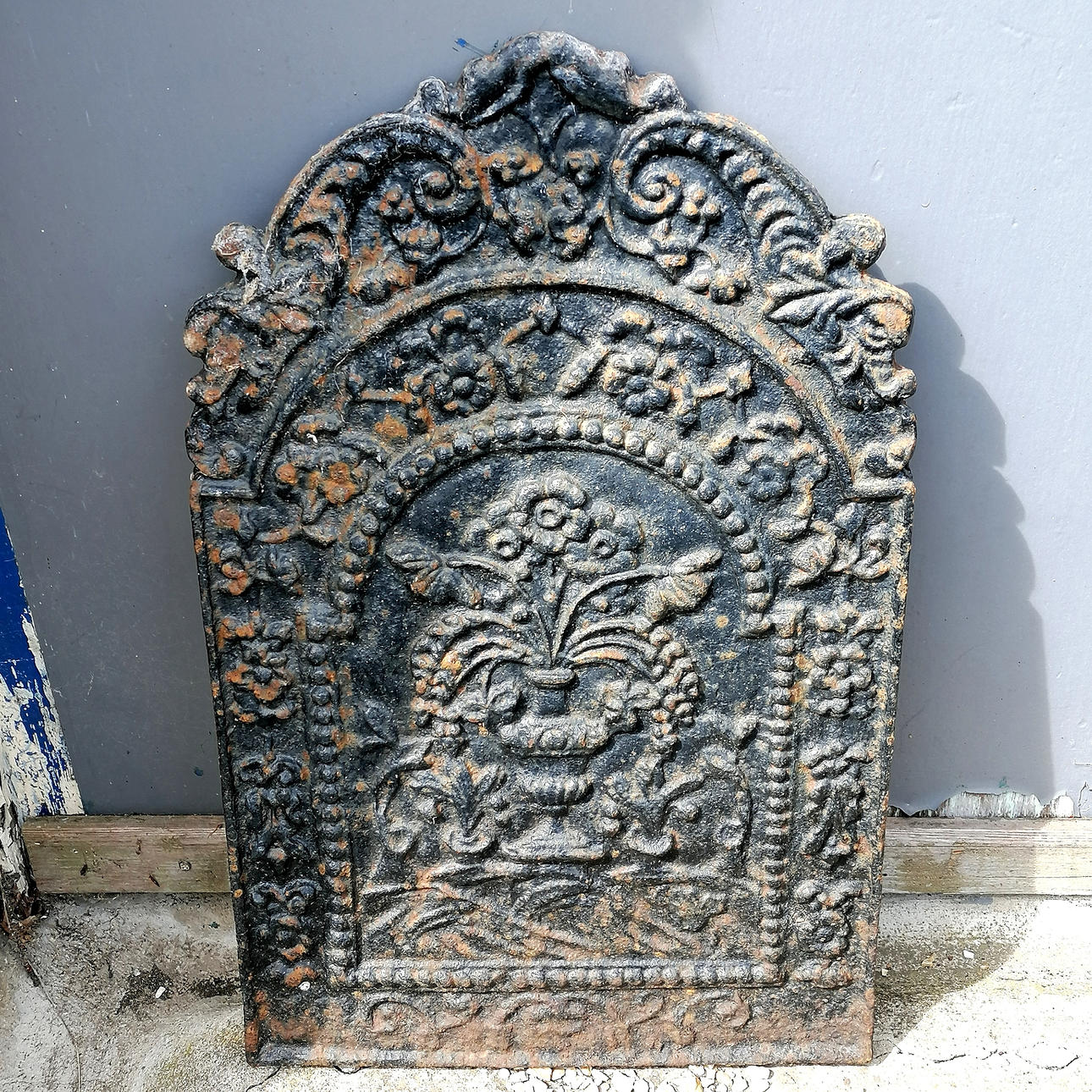 ANTIQUE CAST IRON FIREBACK.