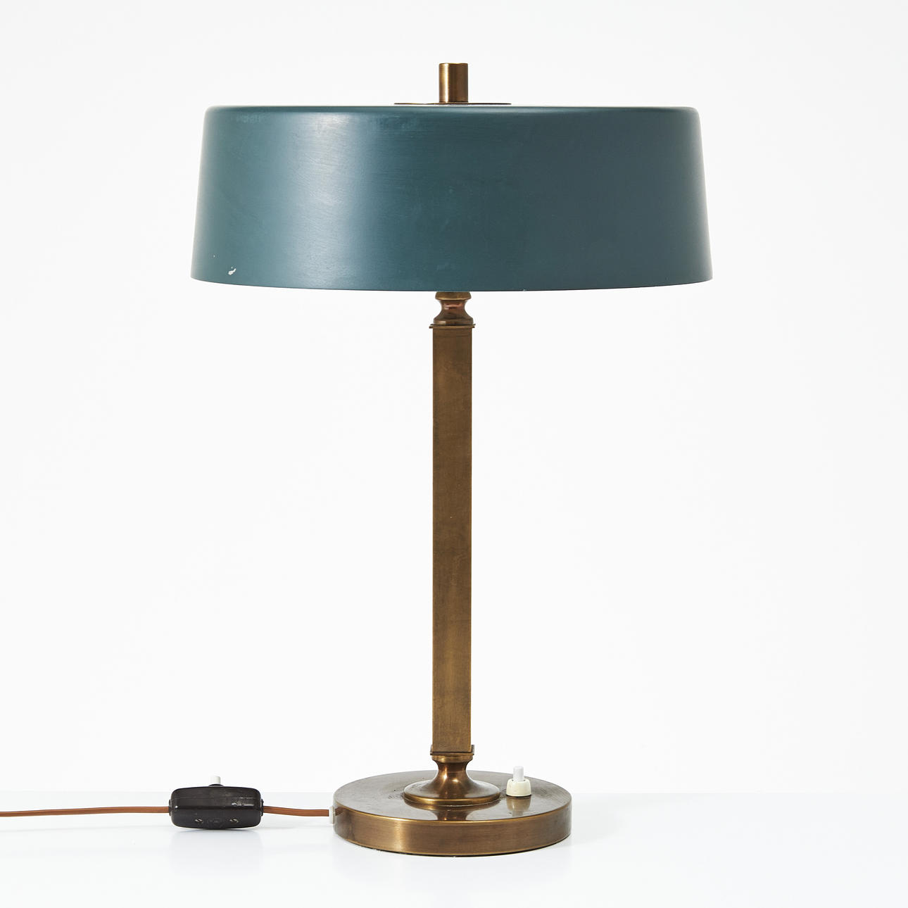 EINAR BÄCKSTRÖM. Table lamp, legs and foot in brass, screen in lacquered sheet, marked EBM no 7407, Made in Sweden.