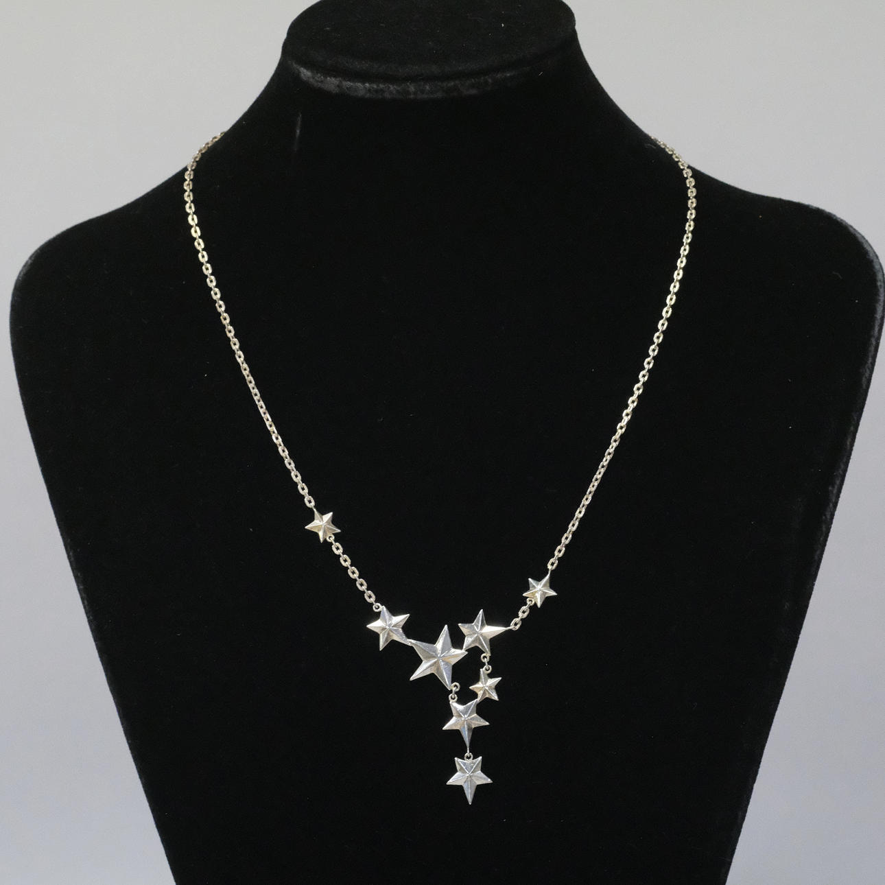 EFVA ATTLING. HALSKÆDE MED STJERNER.