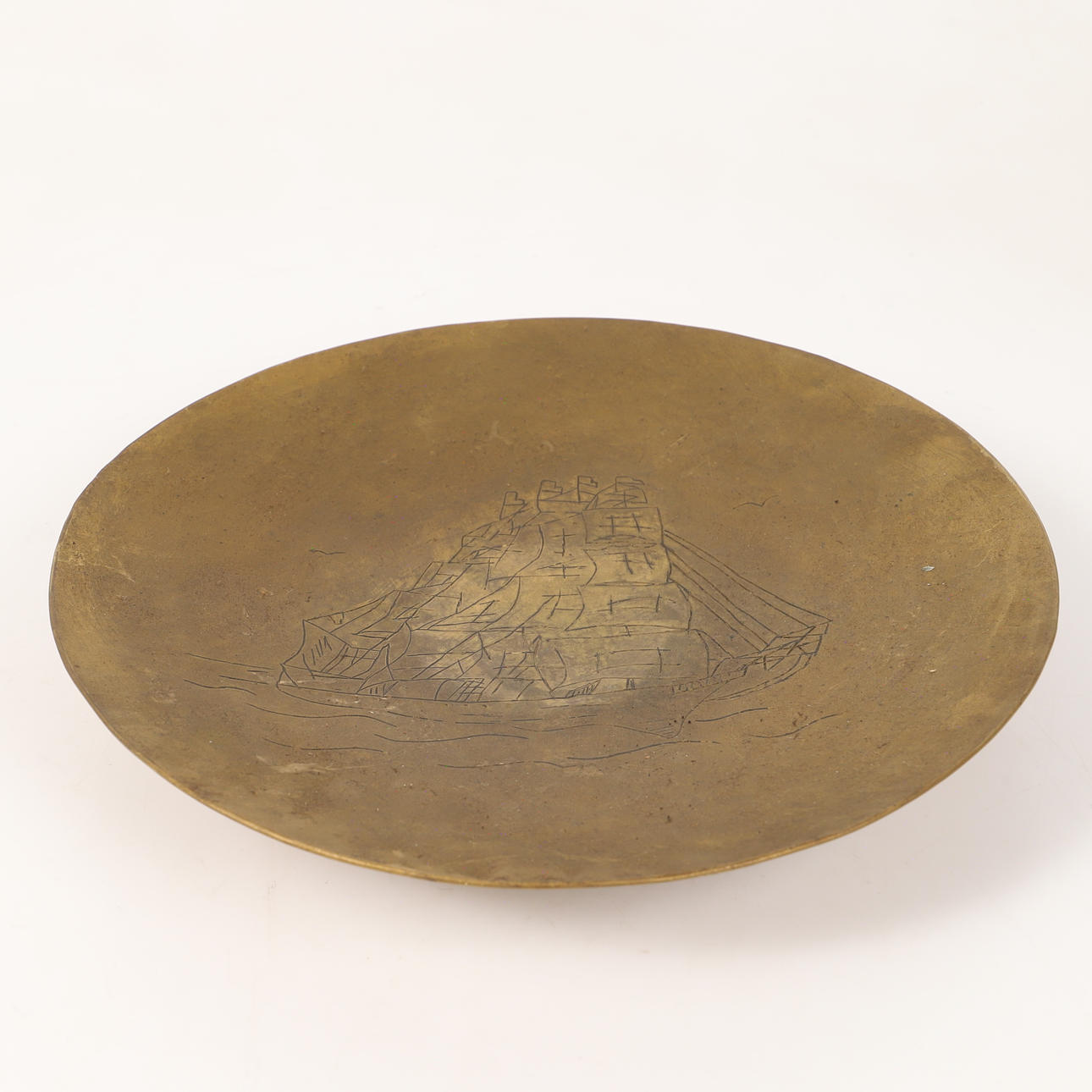 Wandteller aus Messing mit Bootsdekor, 20. Jahrhundert.