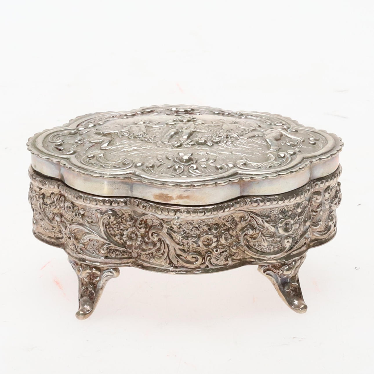 A silver, rococo style box, 106 grams.