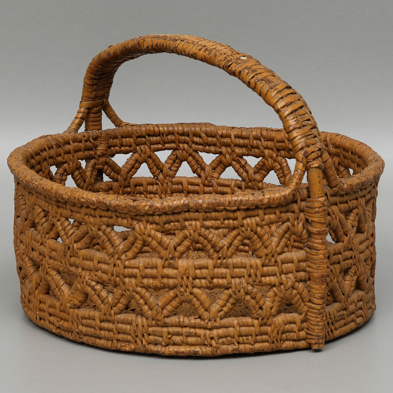 A handmade root basket, diameter 41 cm, 20th century.