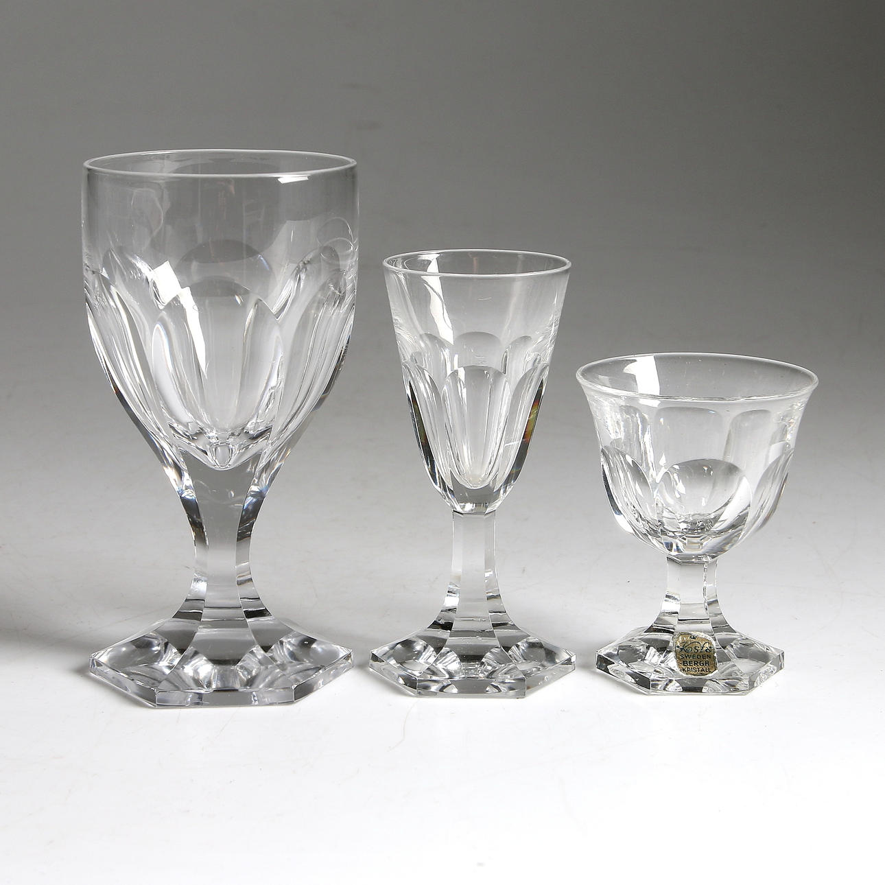 VINGLAS och SNAPSGLAS, 16 delar, kristall, "Rosersberg", Elis Bergh, Kosta, 1900-talets första hälft.