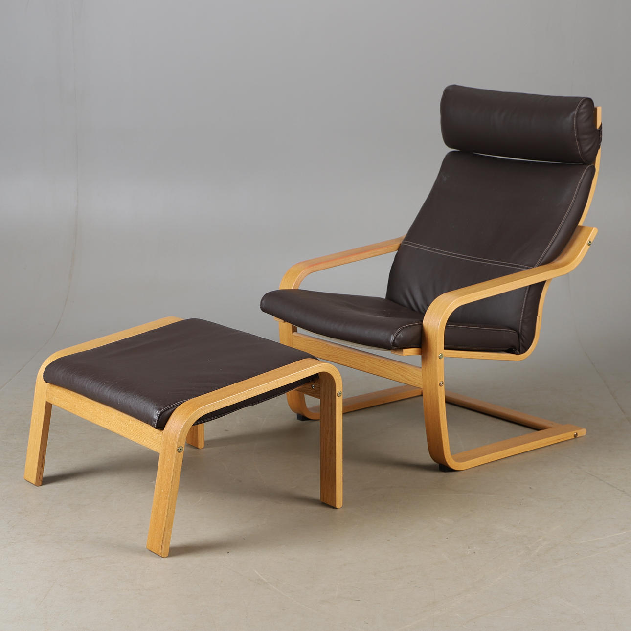 SILLÓN CON REPOSAPIÉS, «Points», cuero/roble, IKEA.