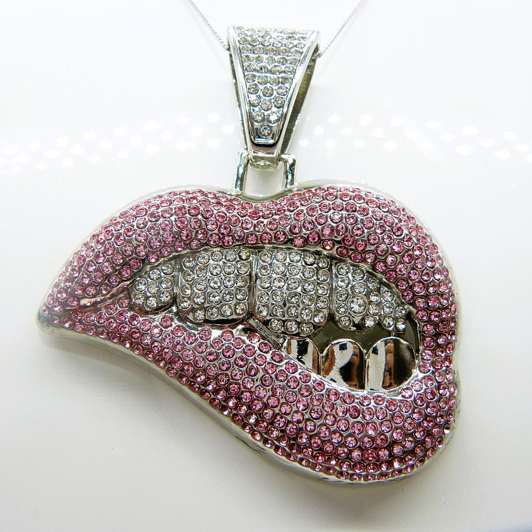 LARGE "LIPS" PENDANT NECKLACE.