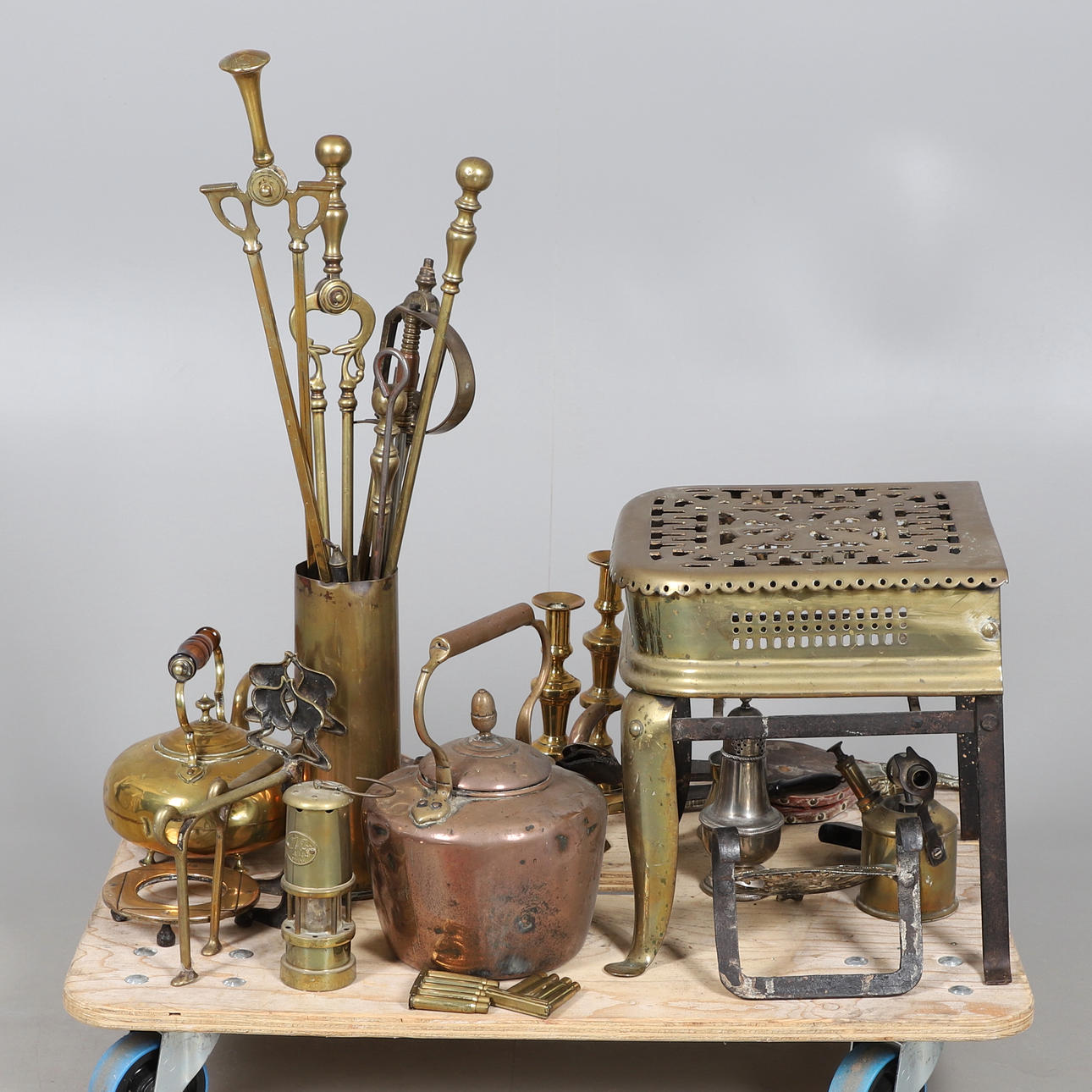 ASSORTED BRASS AND OTHER METALWARE.
