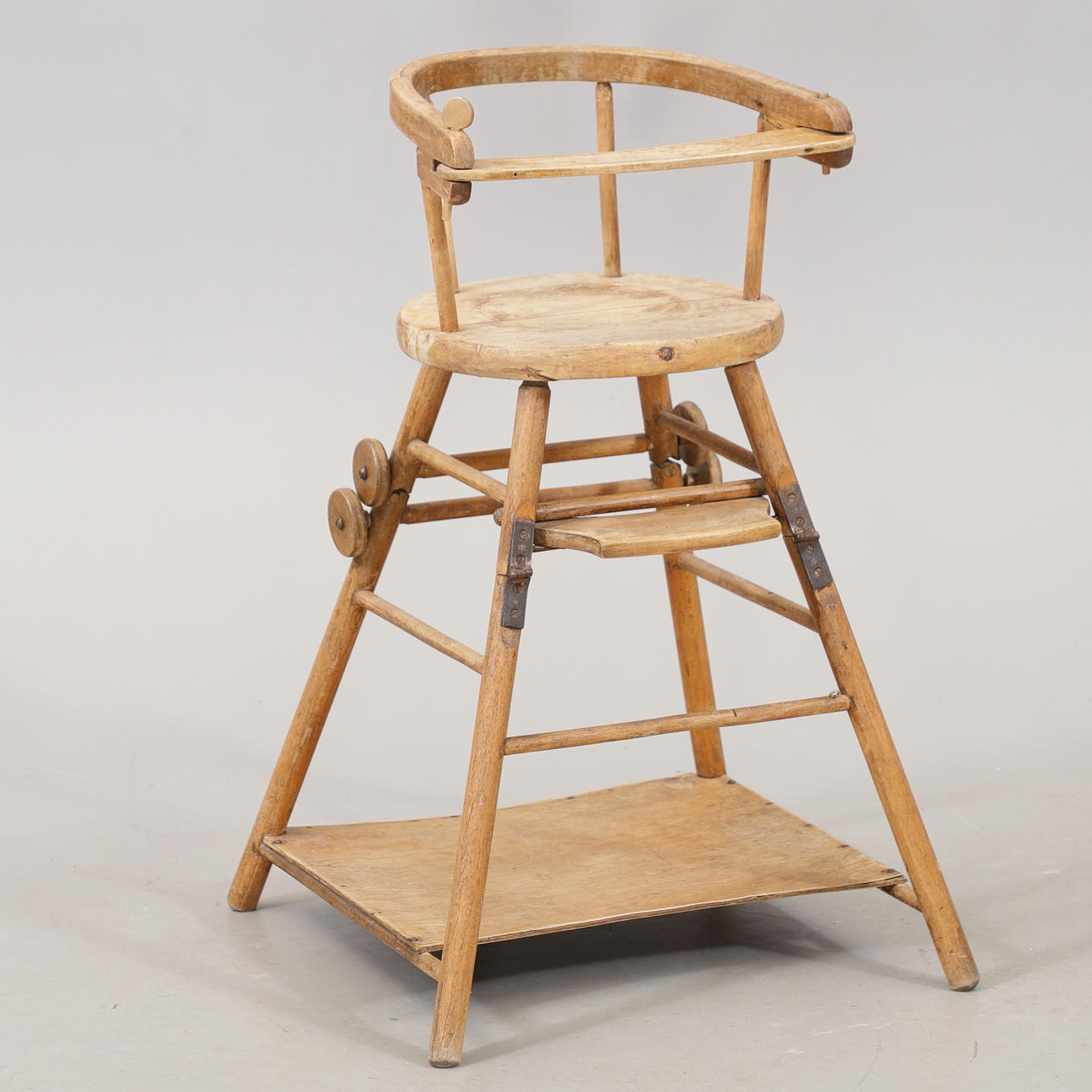 Ein hölzerner Hochstuhl, erste Hälfte des 20. Jahrhunderts.