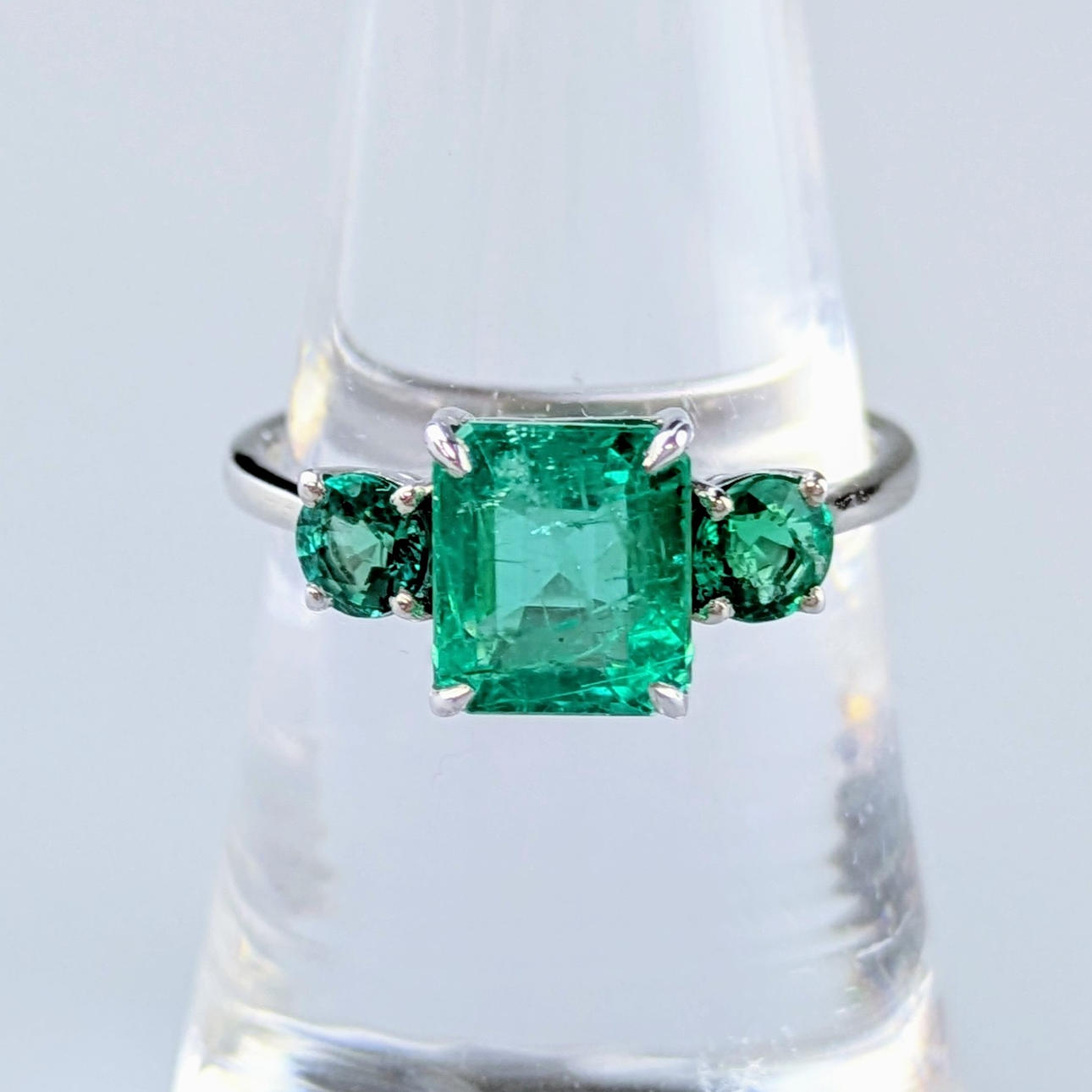 - Emerald ring, 14 ct. white gold, IGI certificate.