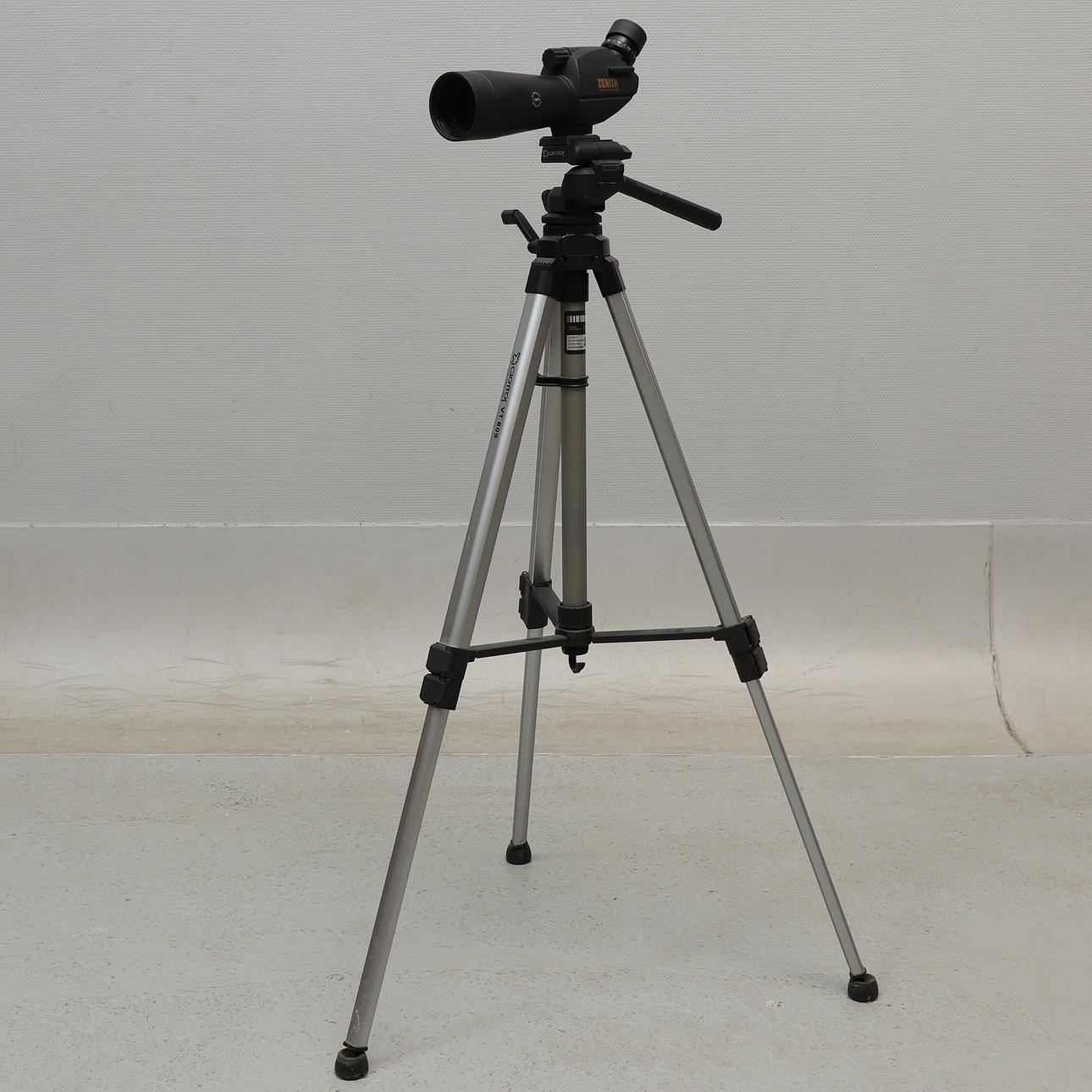 Binoculars, Zenith 15-45x60 Zoom Scope, with tripod.