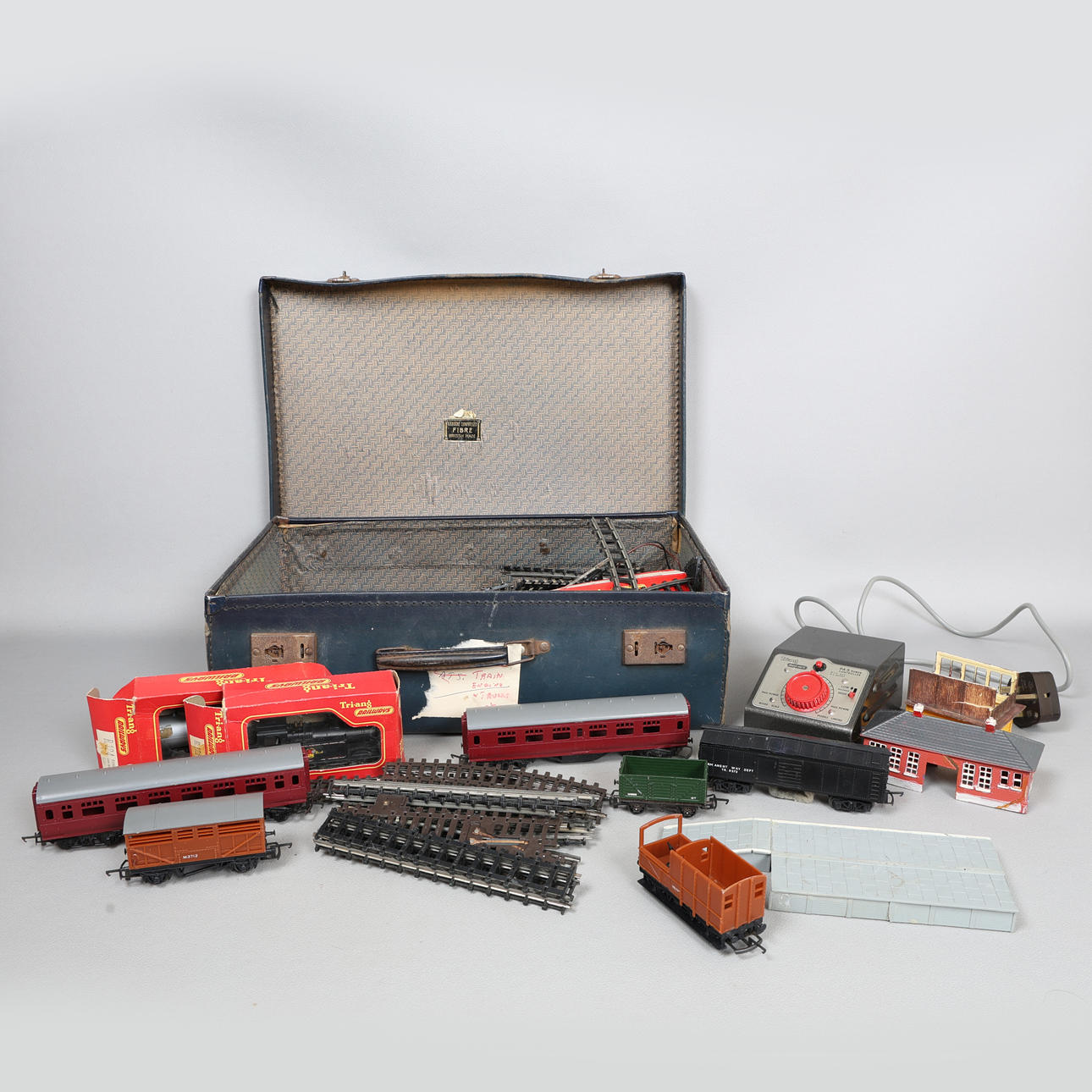 A COLLECTION OF 00 GAUGE TRI-ANG MODEL RAILWAY (QTY).
