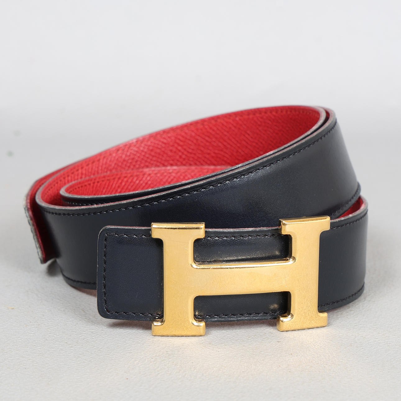 UN CINTURÓN HERMÈS.