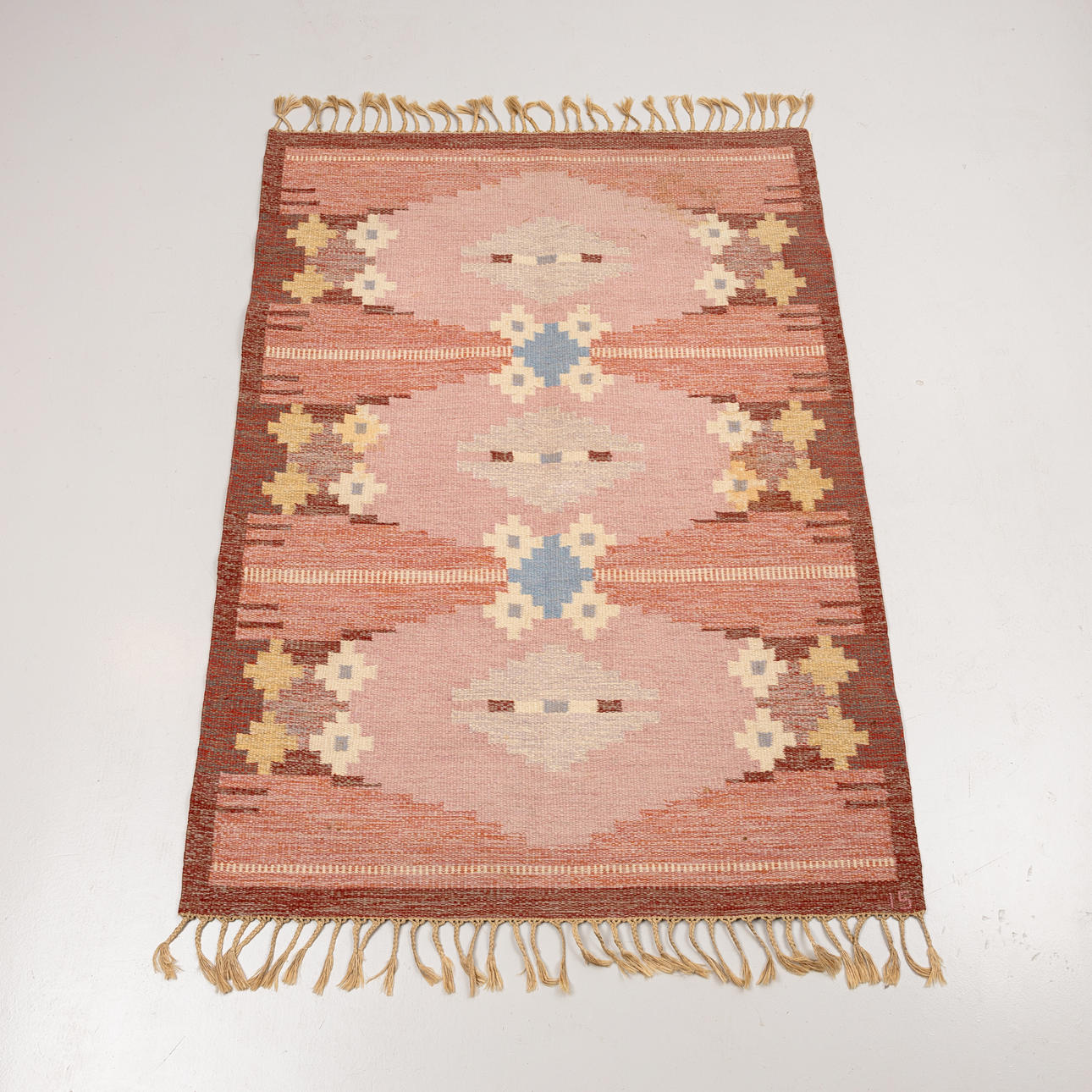 INGEGERD SILOW. Carpet, Linen, monogram signed, approx 194 x 138 cm.