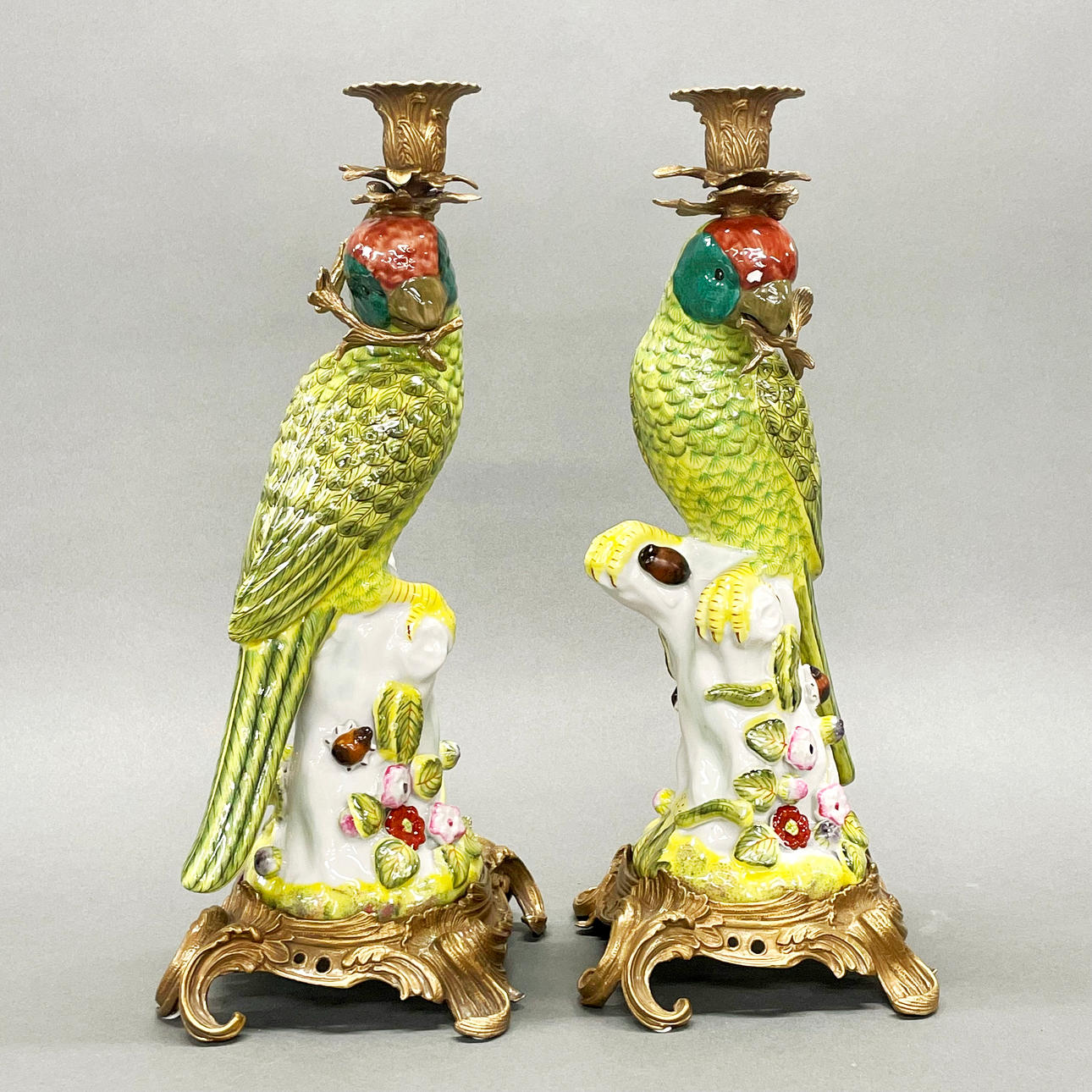 PAR ORMOLU & PORCELÆN PAPEGØJE LYSESTAGER.