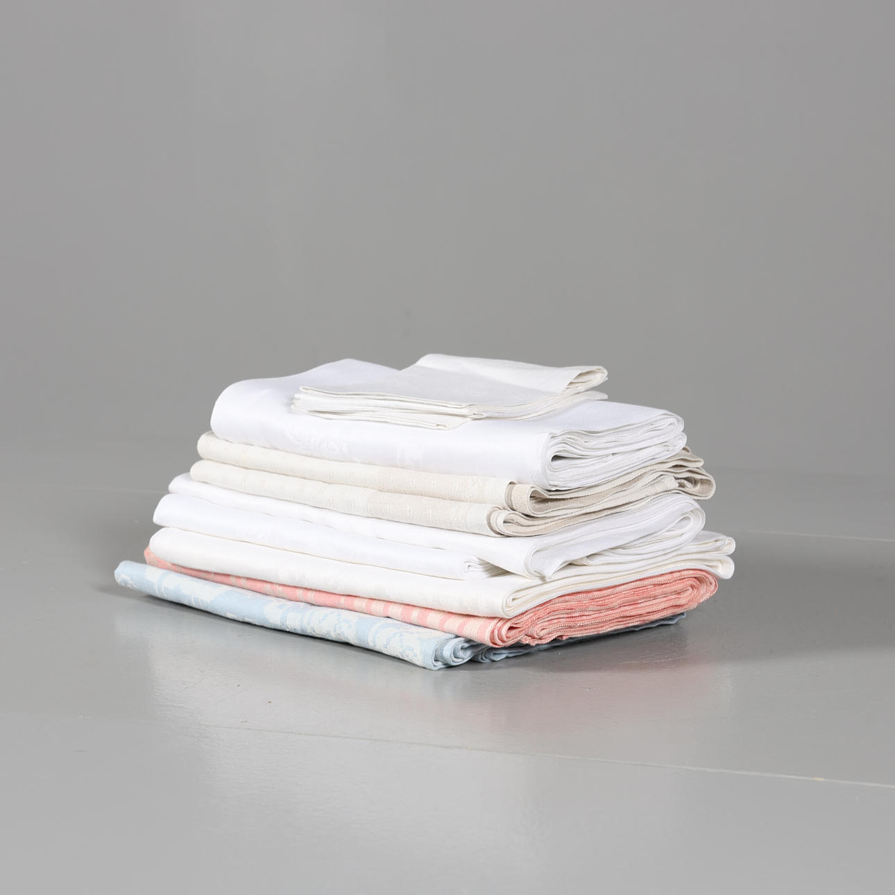 LINEN CLOTHS and NAPKINS, 10 pieces, mixed patterns.