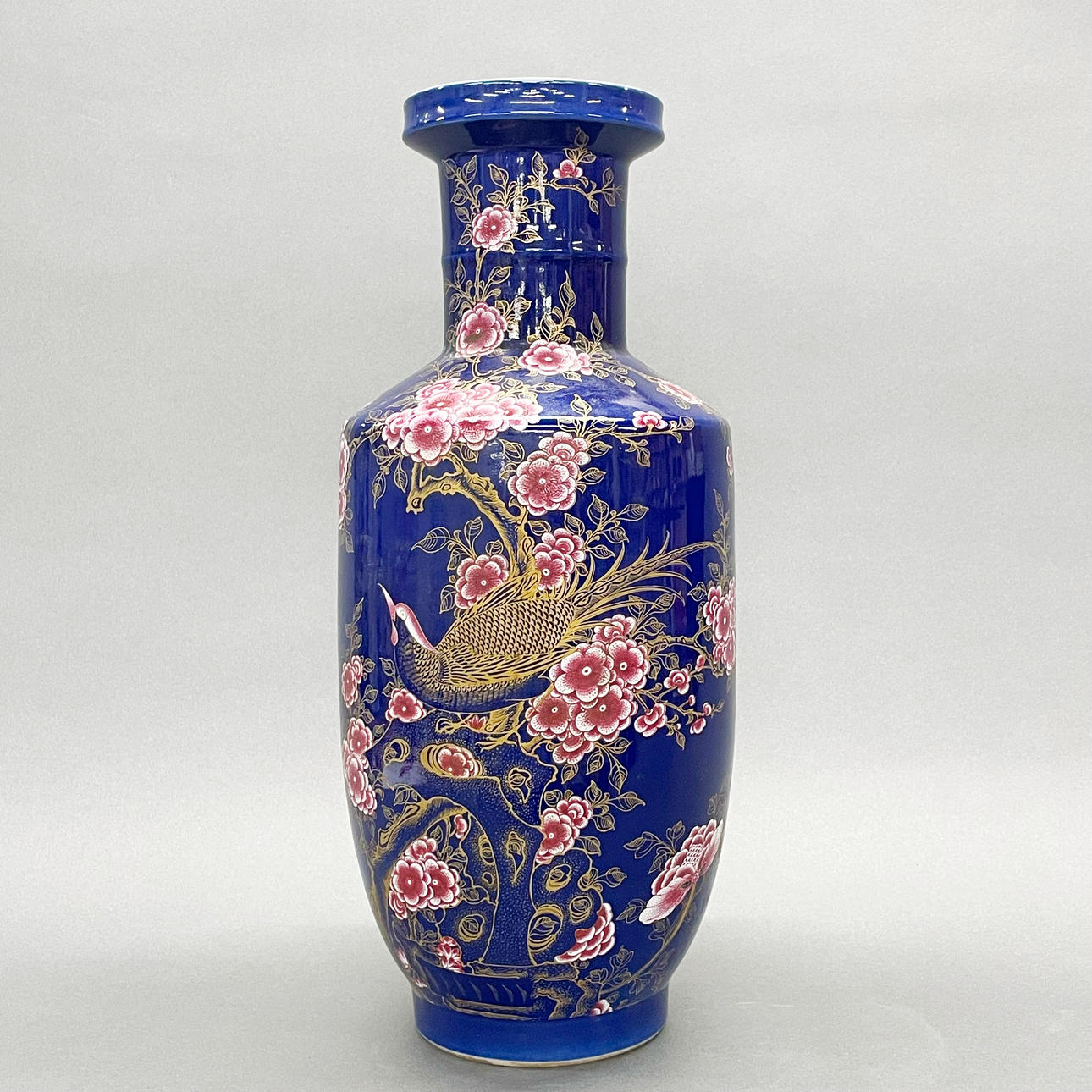 LARGE CHINESE PORCELAIN VASE.