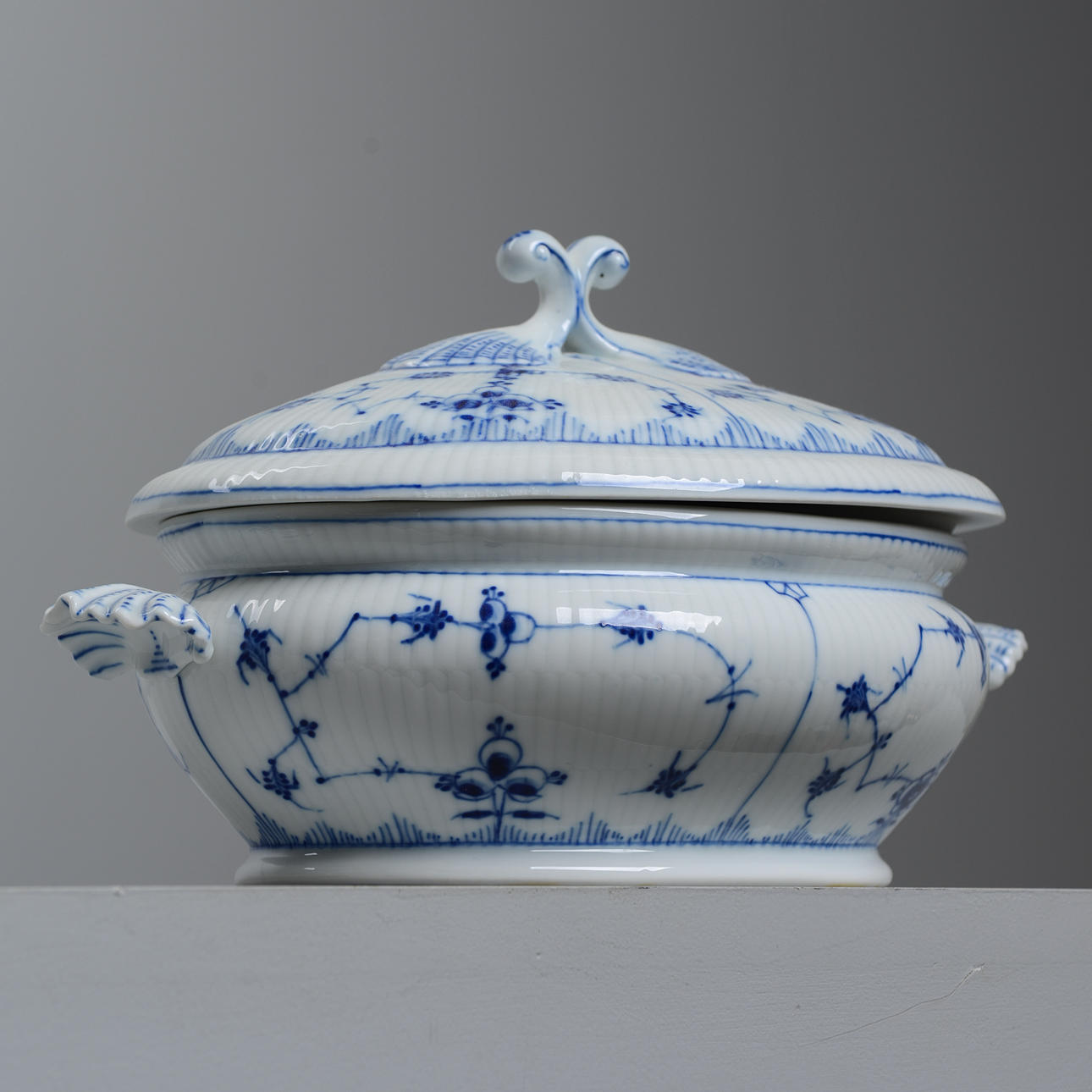 A soup terrine, onion pattern, 20th century.