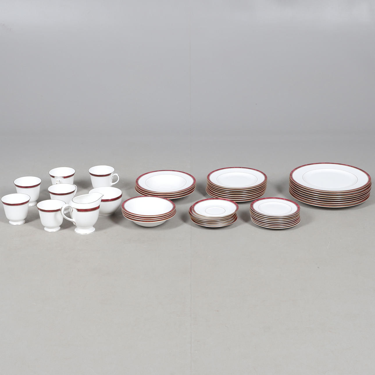 ROYAL WORCESTER DINNER- UND TEESERVICE — MEDICI RUBY.