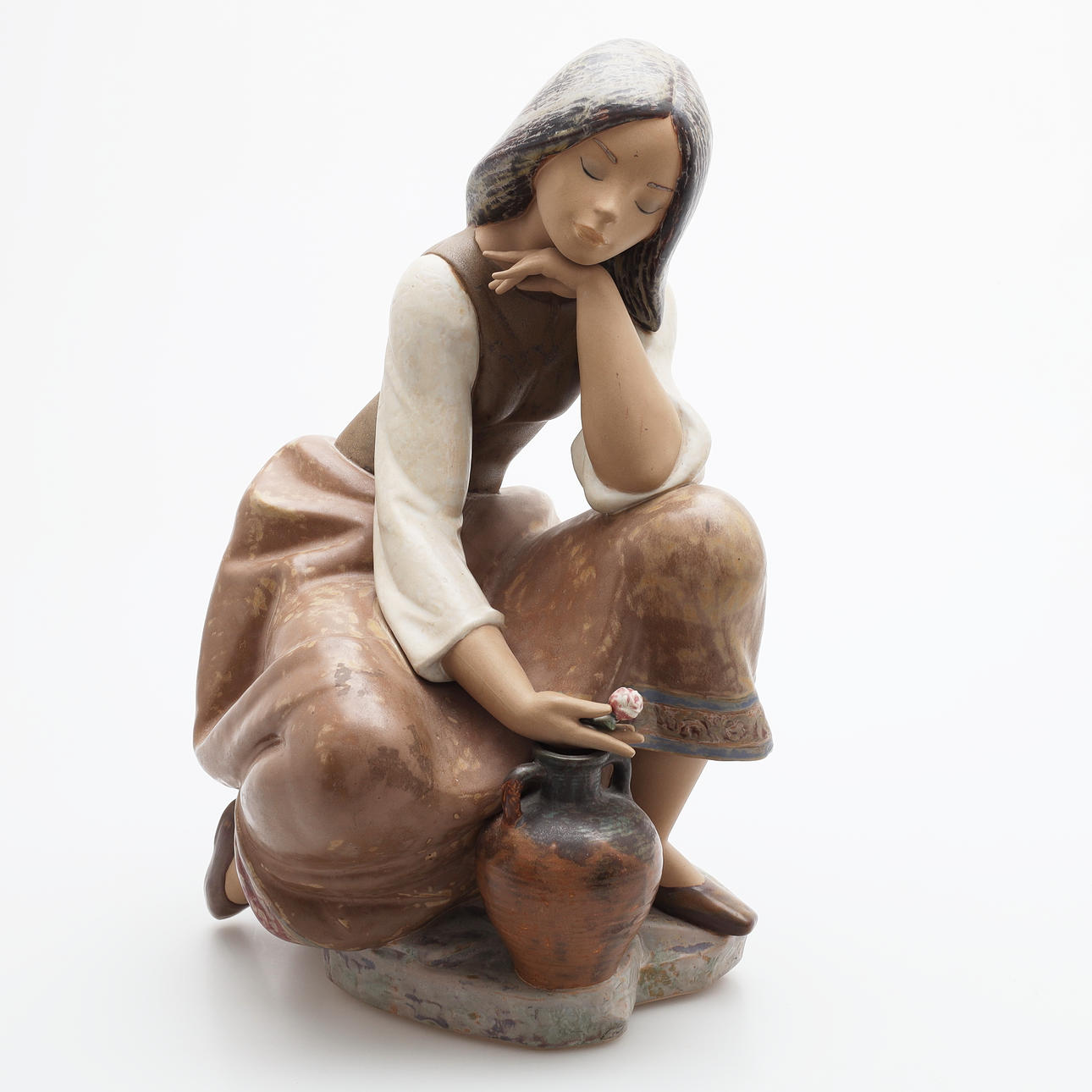 ISTUVA NAINEN HAHMO, Lladro.