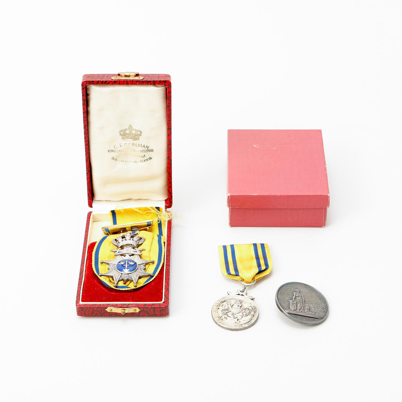 SVÆRDMÆRKE og 2 MEDALJER, sølv.