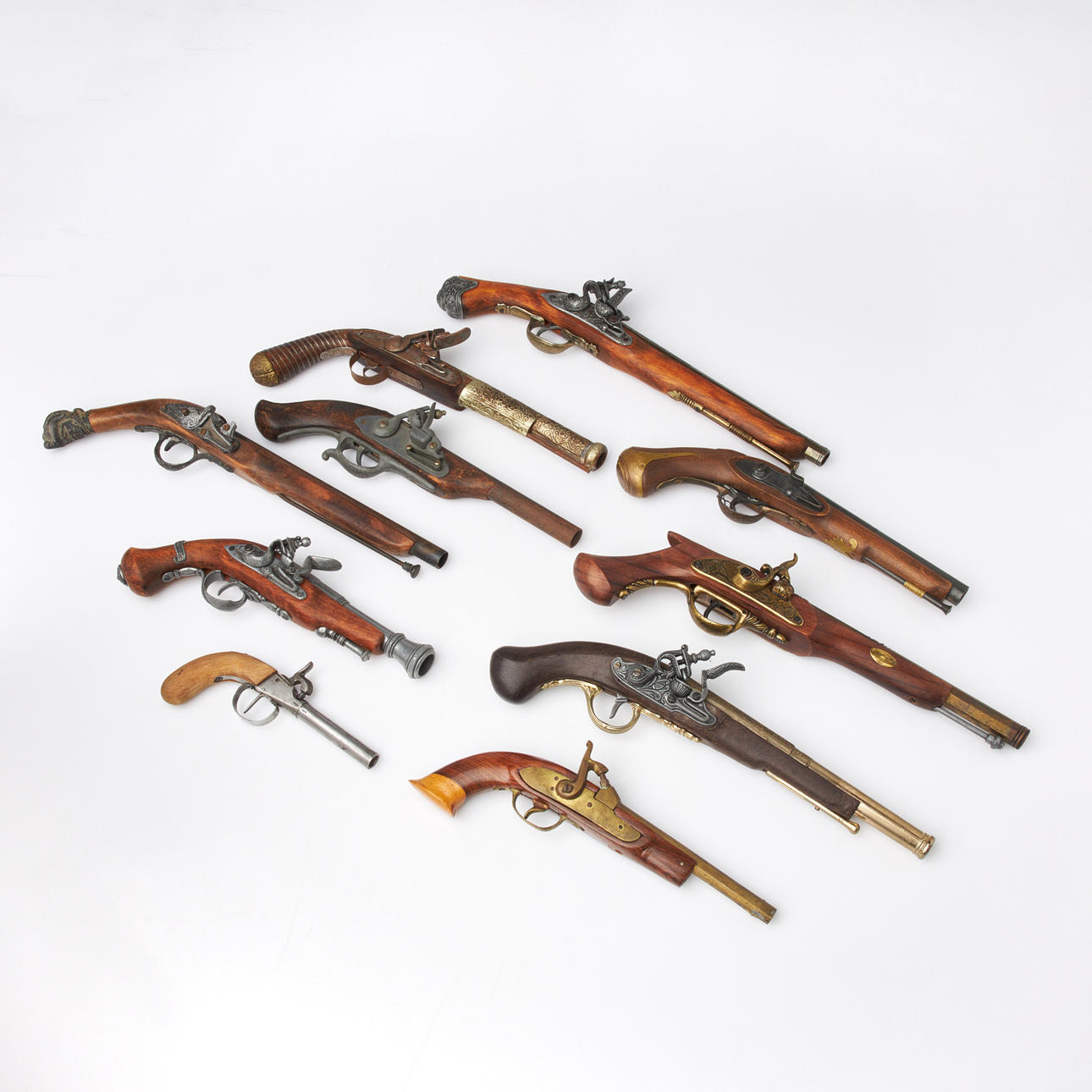 SLAGLÅSPISTOLER OG FLINTLÅSPISTOLER, 10 stk., replikaer.