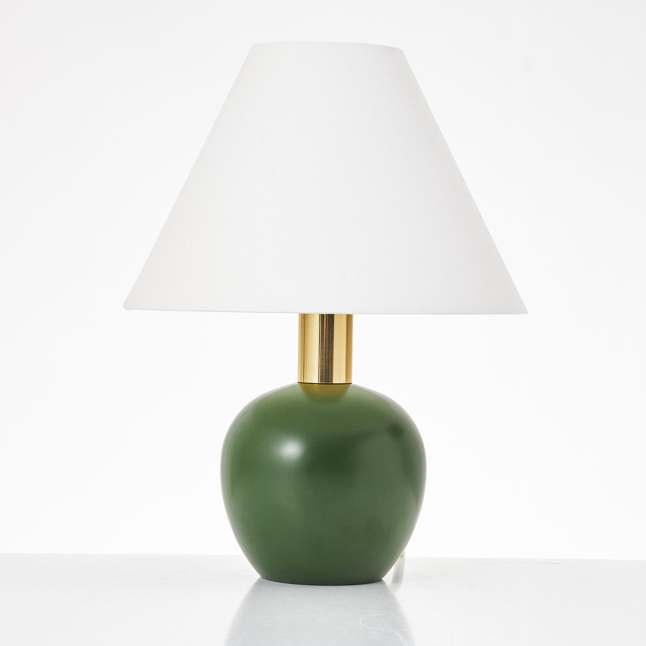JOSEF FRANK. “Träklotslampan”, table lamp, Firma Svenskt Tenn, model 2575, design year 1939.