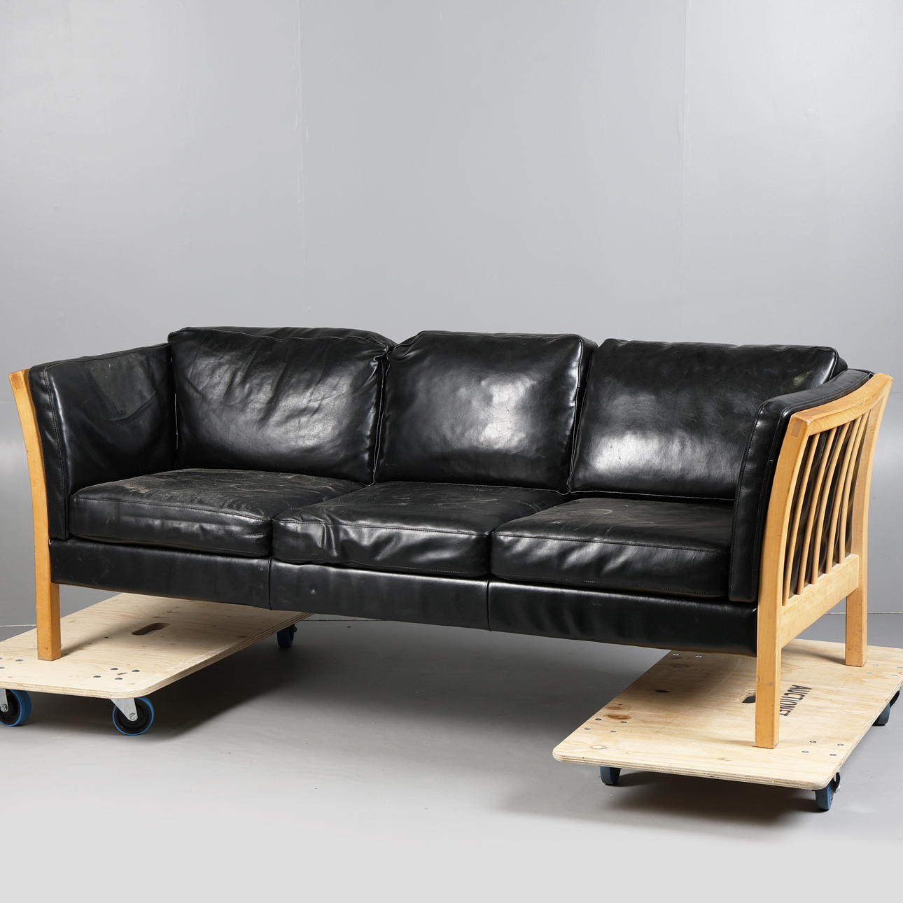 A 20TH CENTURY DANISH THREE-SEATER SETTEE.