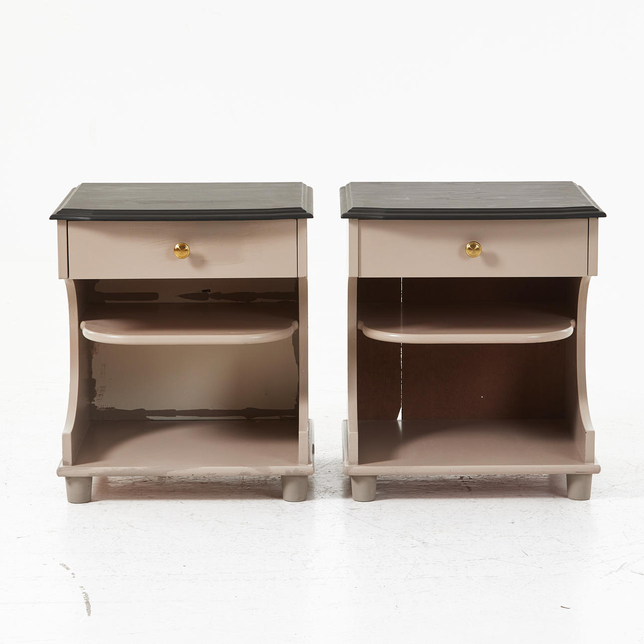 BEDSIDE TABLES, 1 pair, with drawer and shelf, later half of the 20th century, lacquered, brass knob.