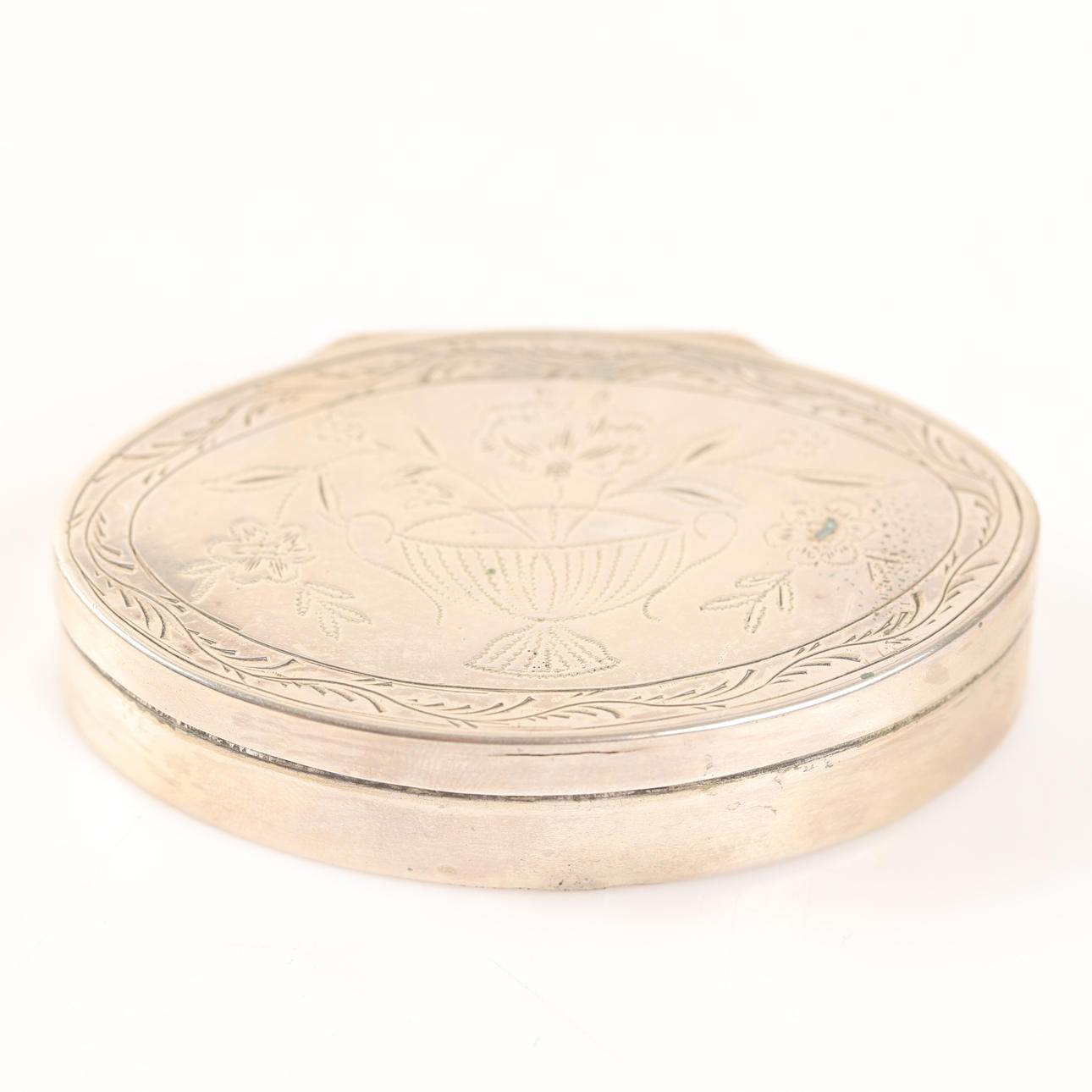 A silver pillbox with engraved decor, 1841.