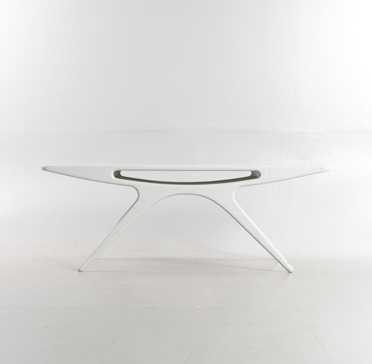JOHANNES ANDERSEN (F. 1903, D. 1991). “Smilet”, rectangular teak coffee table with underlying shelf, set on inclined legs. Made at C. F. Christensen, Silkeborg - model 206A.