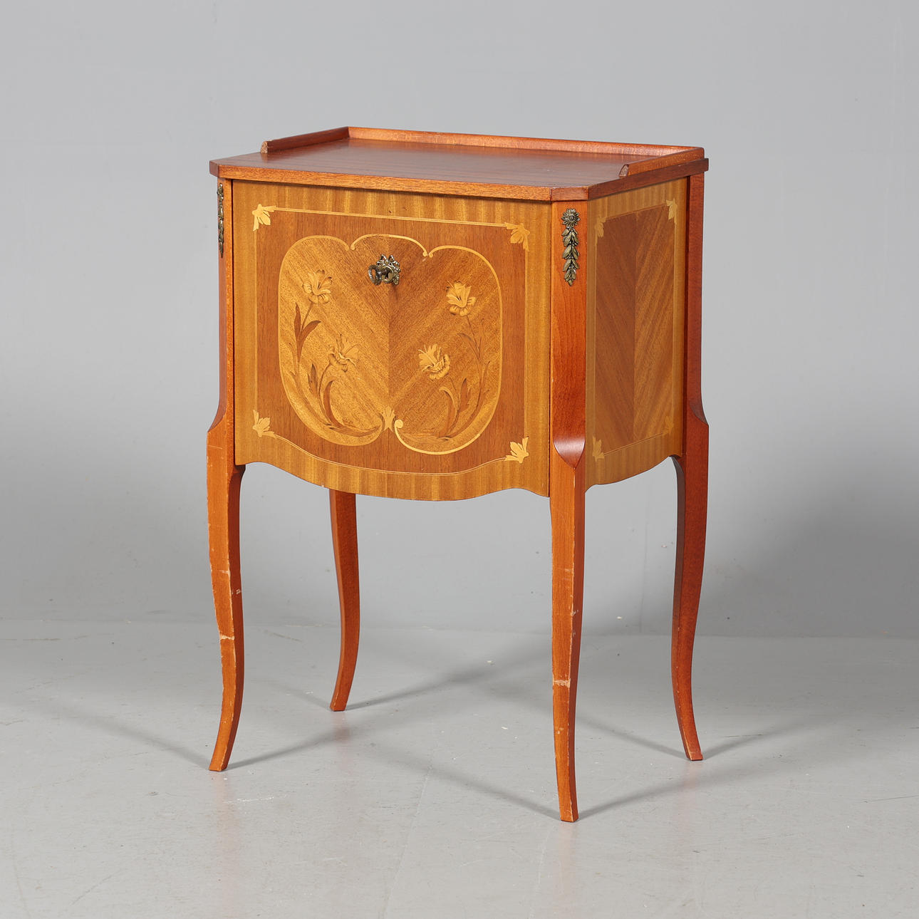 A 20th-century intarsia cutlery chatull.