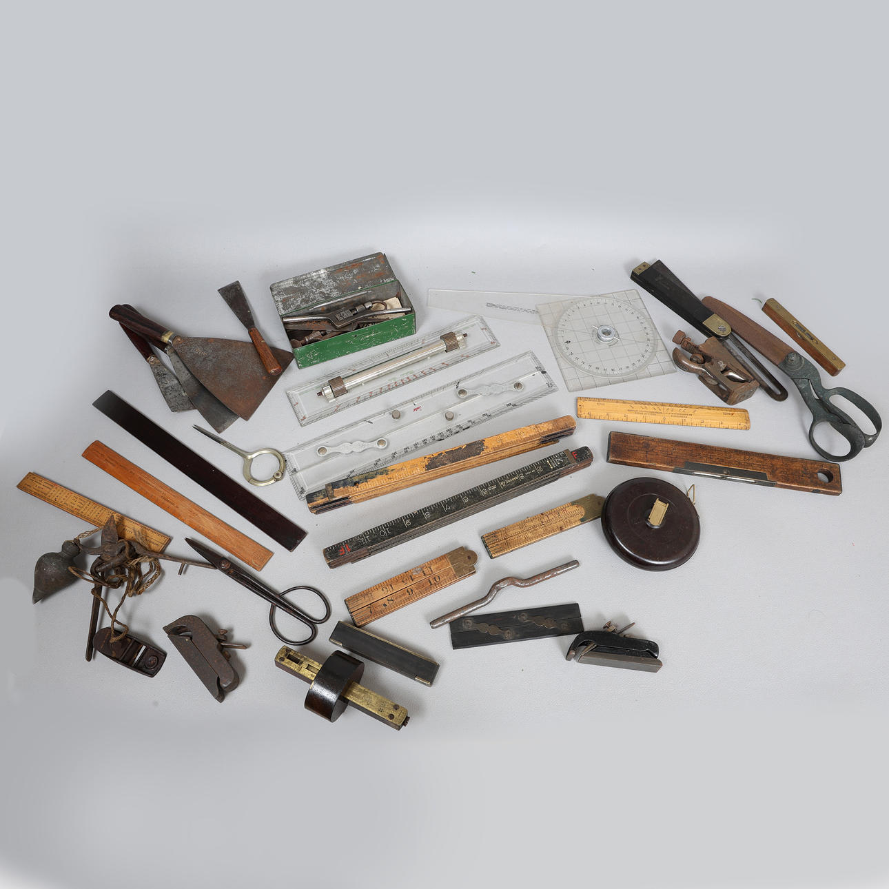 A COLLECTION OF WOODWORKING TOOLS AND DRAWING INSTRUMENTS (QTY).