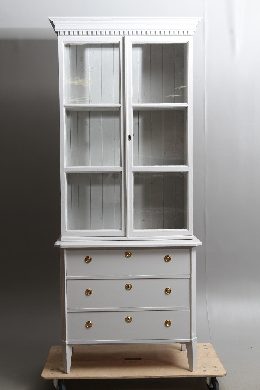 BYRÅ MED VITRINÖVERDEL, gustaviansk stil, 1900/2000-tal.