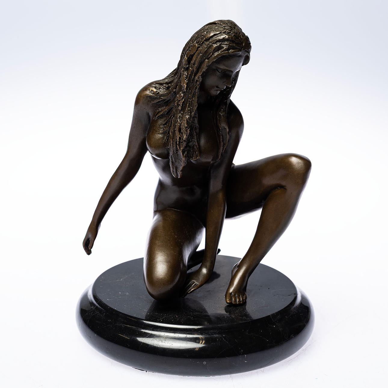 JEAN PATOUE. Efter. Poserende nøgen kvinde, signeret J Patoue.