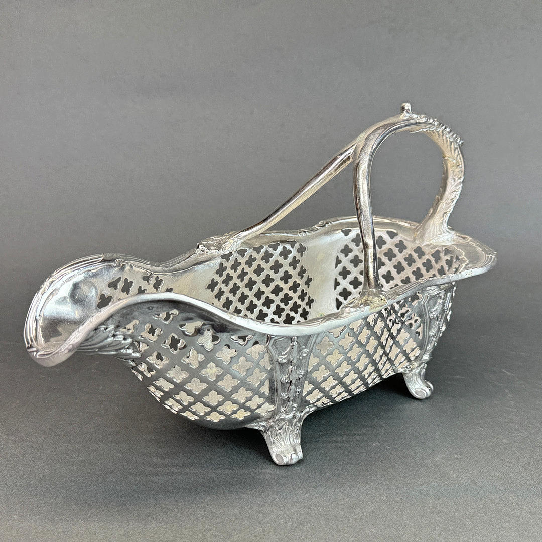 WEINFLASCHENAUSGIESSER AUS VERSILBERTEM METALL.