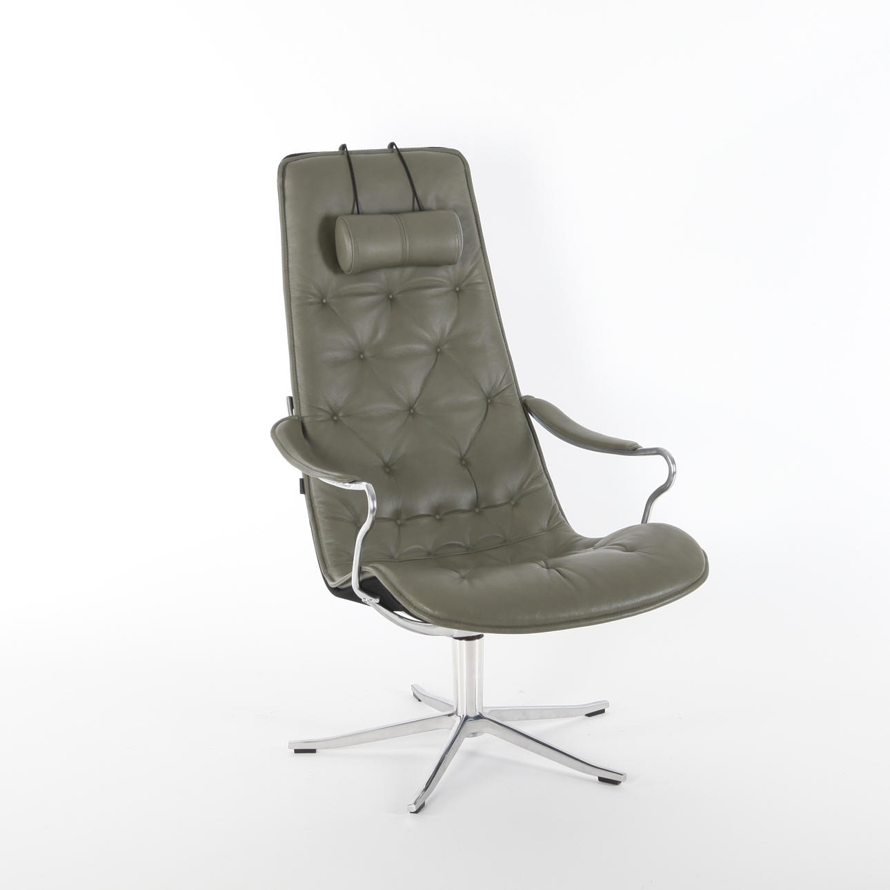 JAN EKSTRÖM. Drehsessel „Moore“, grünes Leder, Conform, 2023.