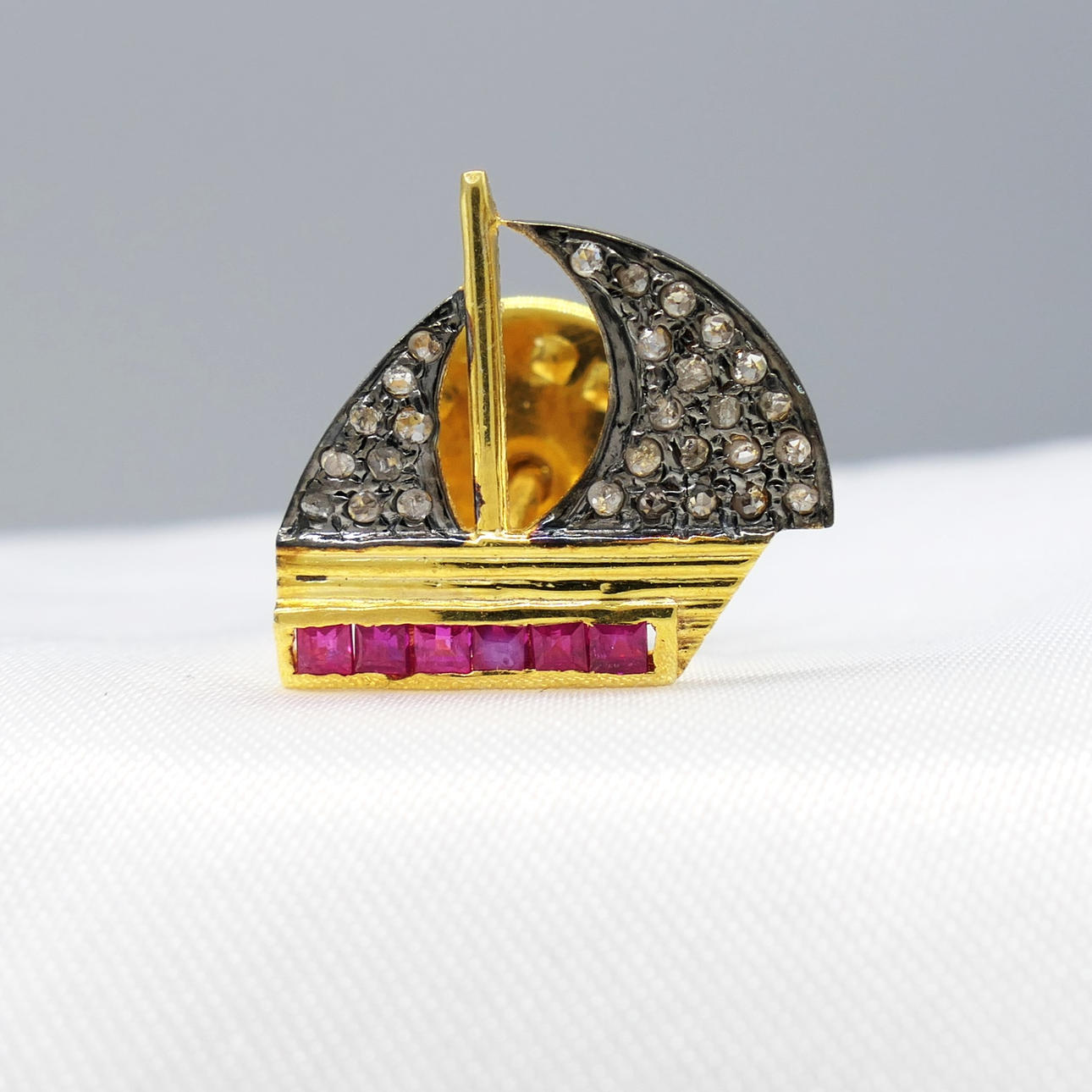 PURJEVENE nastat, rubiinit ja timantit.