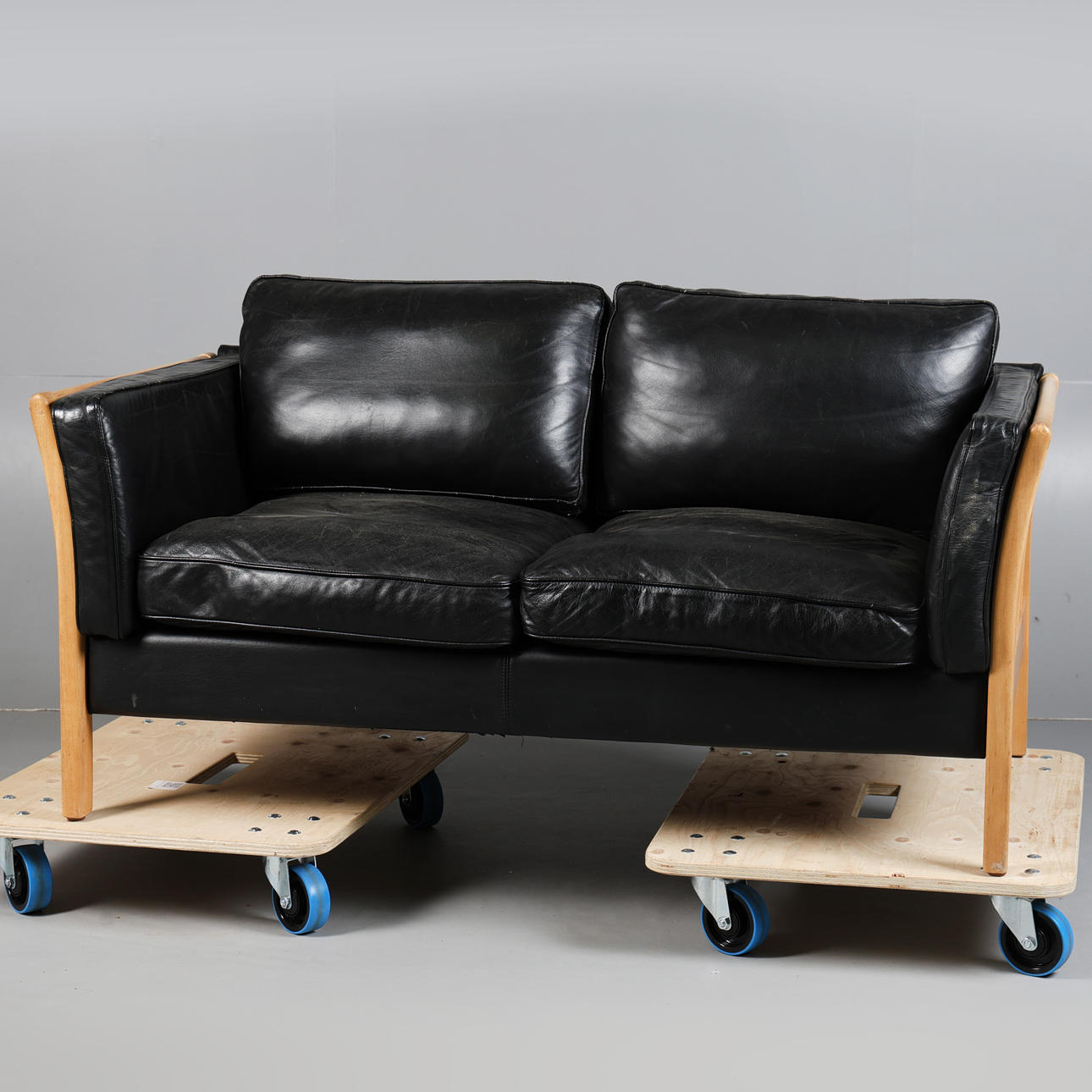 A 20TH CENTURY DANISH TWO-SEATER SETTEE.