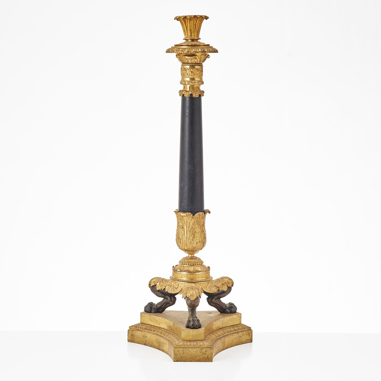 Una base de lámpara de mesa estilo Louis Philippe, de principios del siglo XX, en bronce dorado y patinado oscuro.