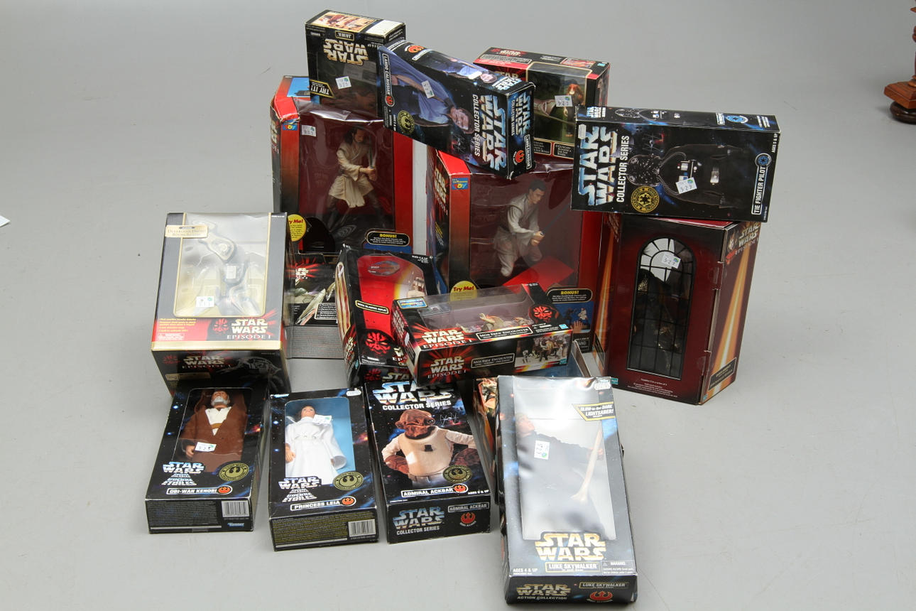 STAR WARS 1990 - 2010, ORIGINALFÖRPACKNING cirka 15 styck i originalkartonger. Två lådor.